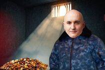 Кібершахраї та офшори: стало відомо, з ким веде бізнес головний тюремник України