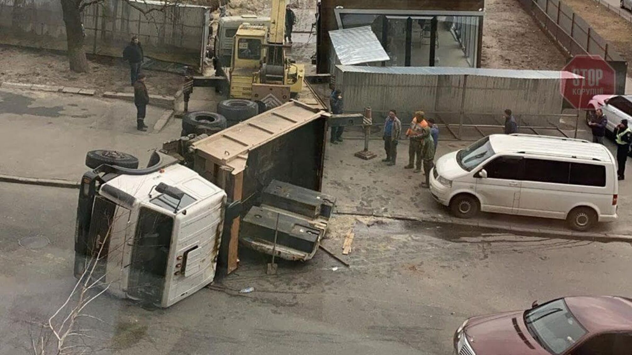 У Києві перекинулась вантажівка і перегородила дорогу (фото)