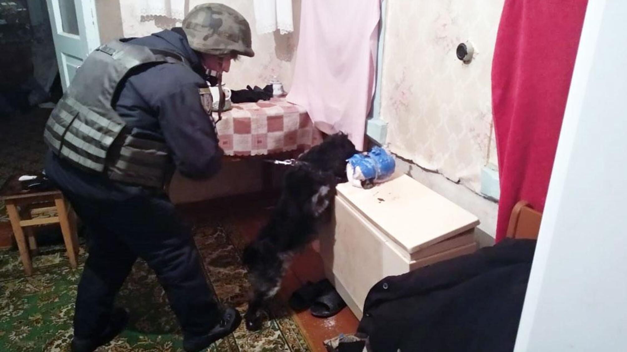 На Чернігівщині поліція затримала чоловіка, який погрожував підірвати саморобний вибуховий пристрій