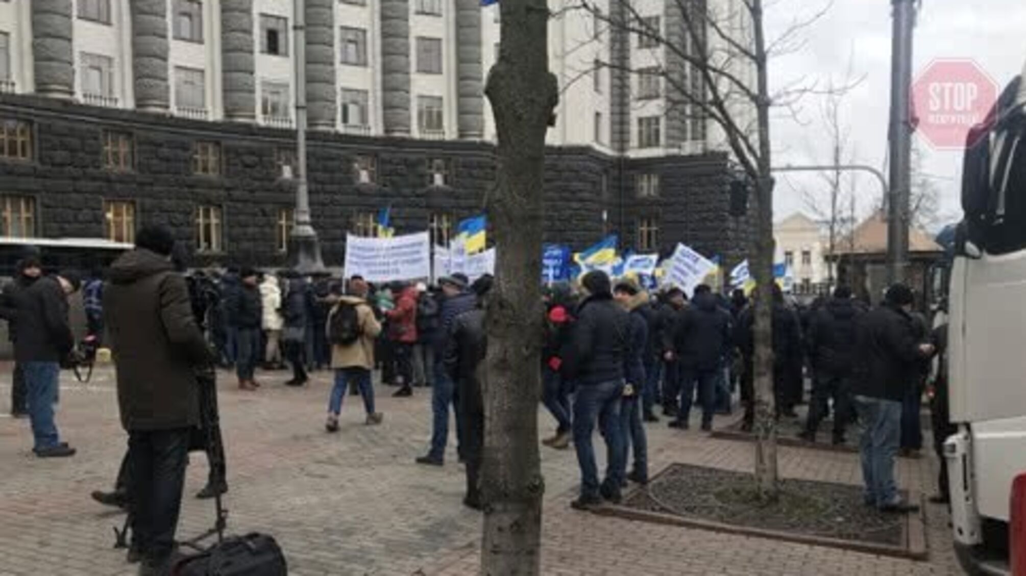 Висунули вимоги: під Кабміном протестують перевізники (фото)
