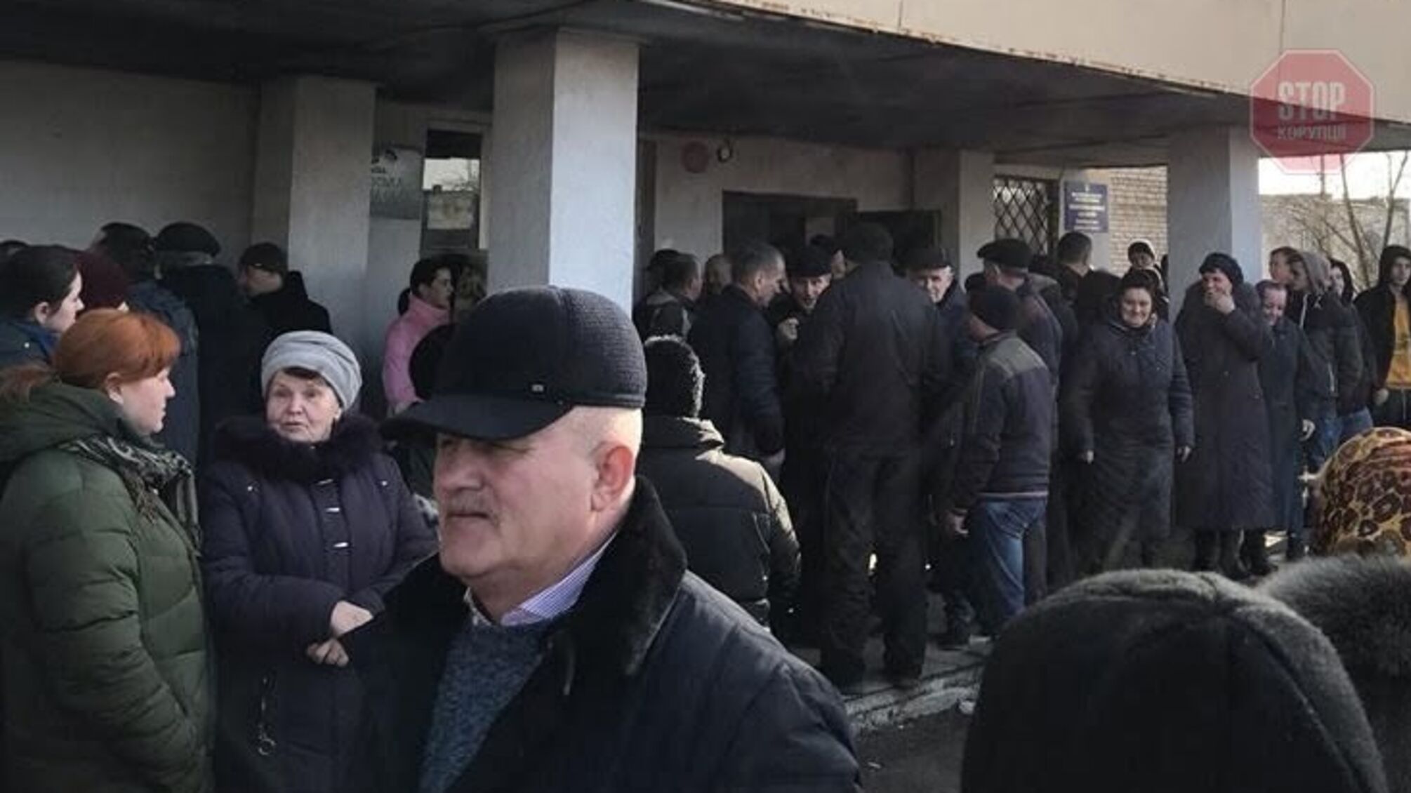 На Львівщині люди вийшли на мітинг проти розміщення в області українців з Китаю – названо причини