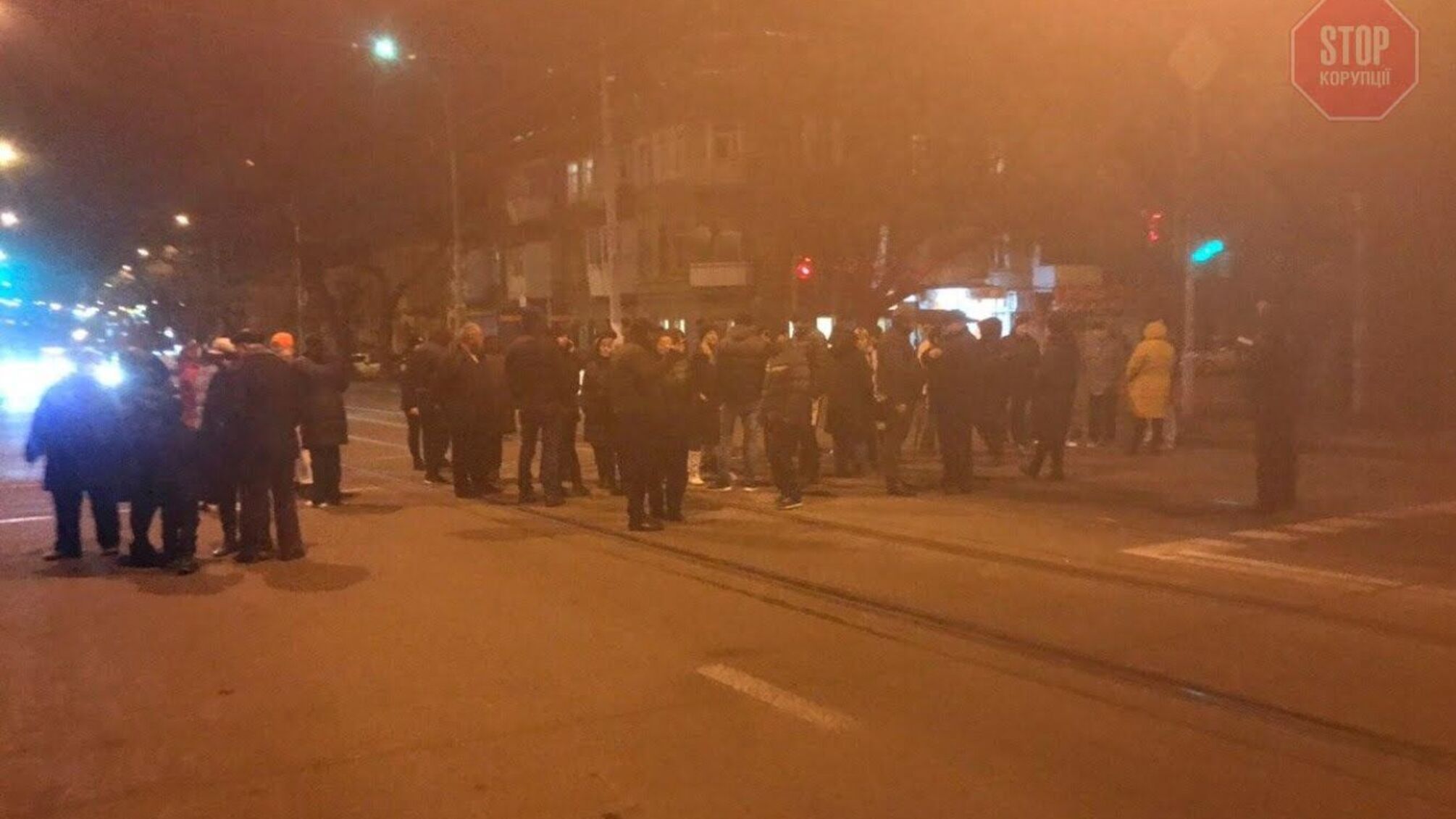 В Одесі люди перекрили вулицю з вимогою подати електроенергію (фото, відео)