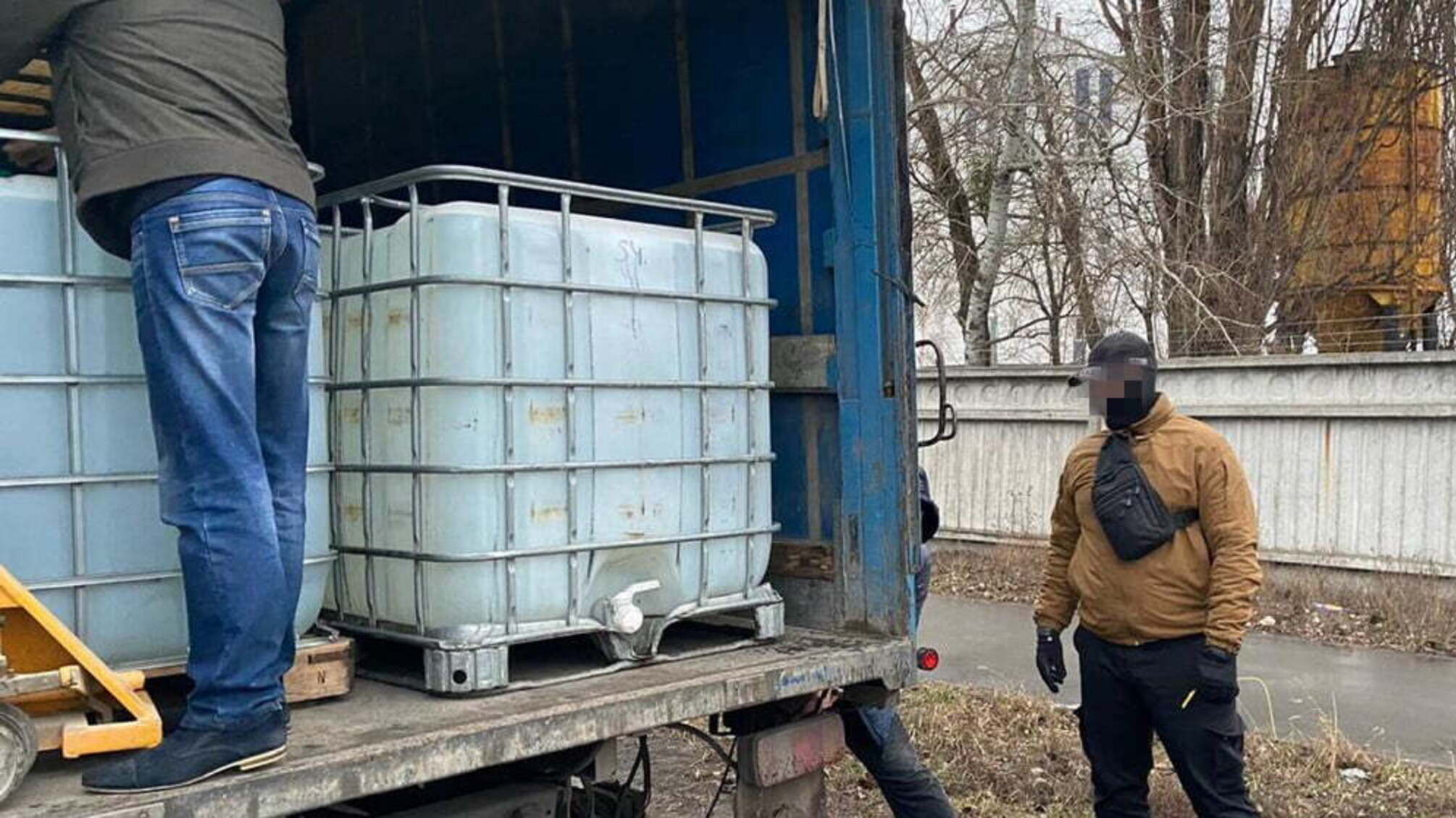 У Києві СБУ попередила постачання до торговельної мережі 17 тонн контрафактного спирту