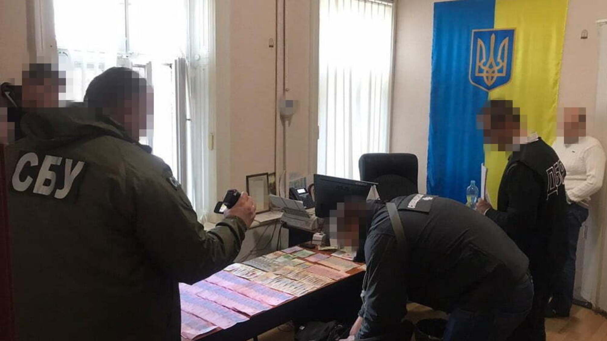 На Буковині СБУ викрила посадовців Державної міграційної служби на завищені вартості послуг для громадян