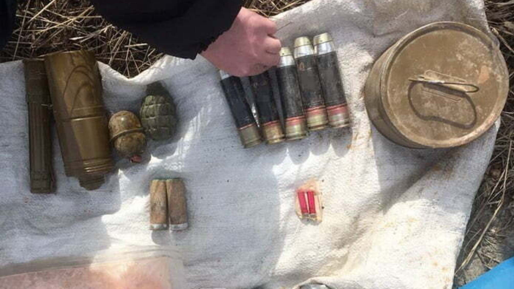 На Луганщині СБУ викрила схрон з вибухівкою та гранатометними пострілами