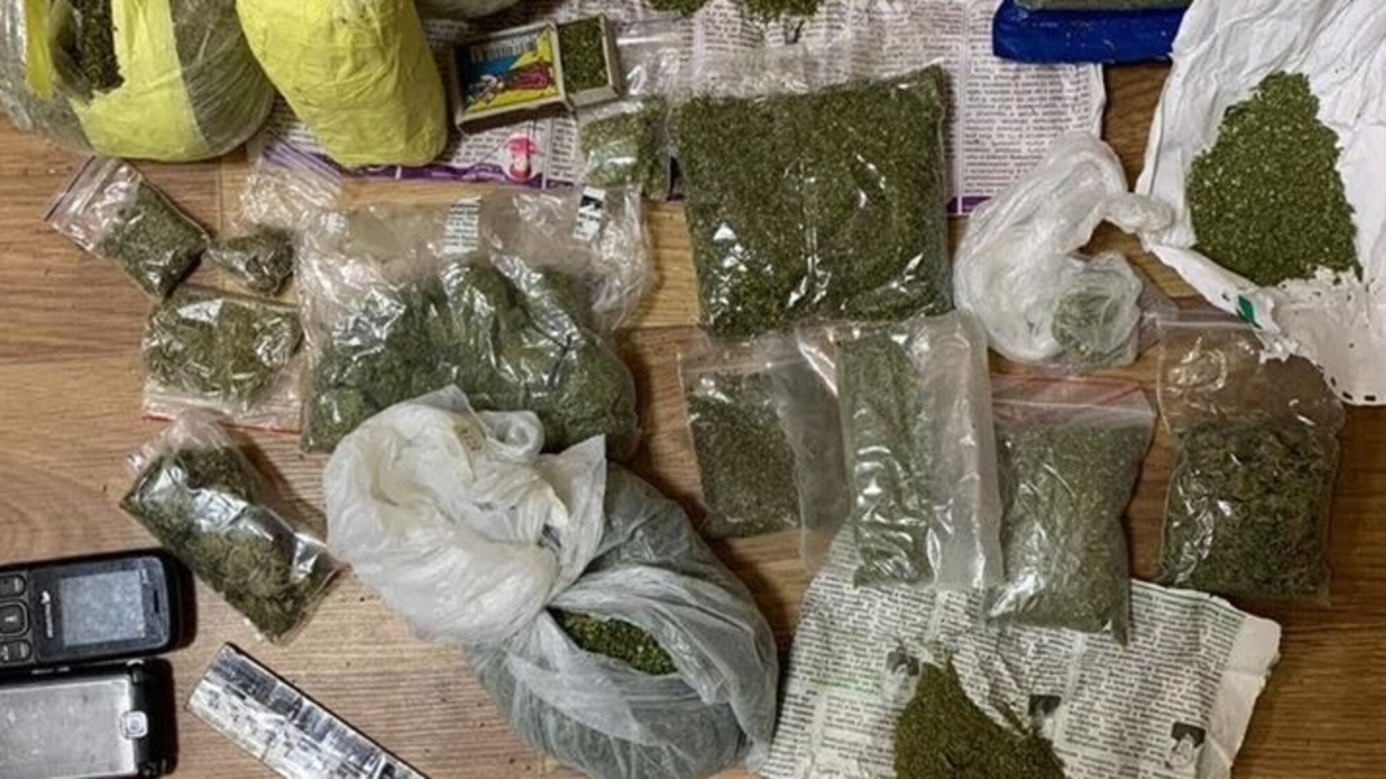 Купу наркотиків, телефони та фішки для покеру намагались передати в СІЗО (фото)