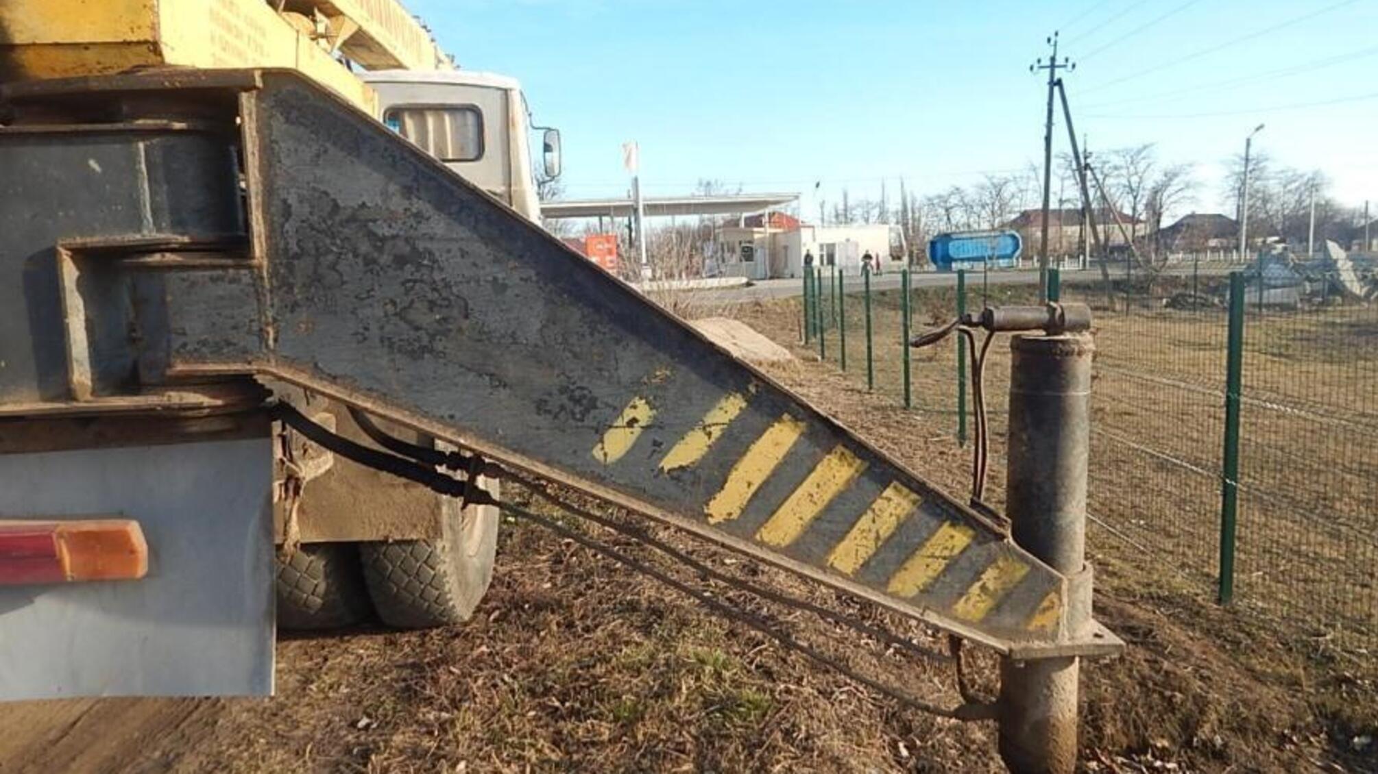Поліцейські розслідують обставини травмування малолітнього автокраном (ВІДЕОКОМЕНТАР)