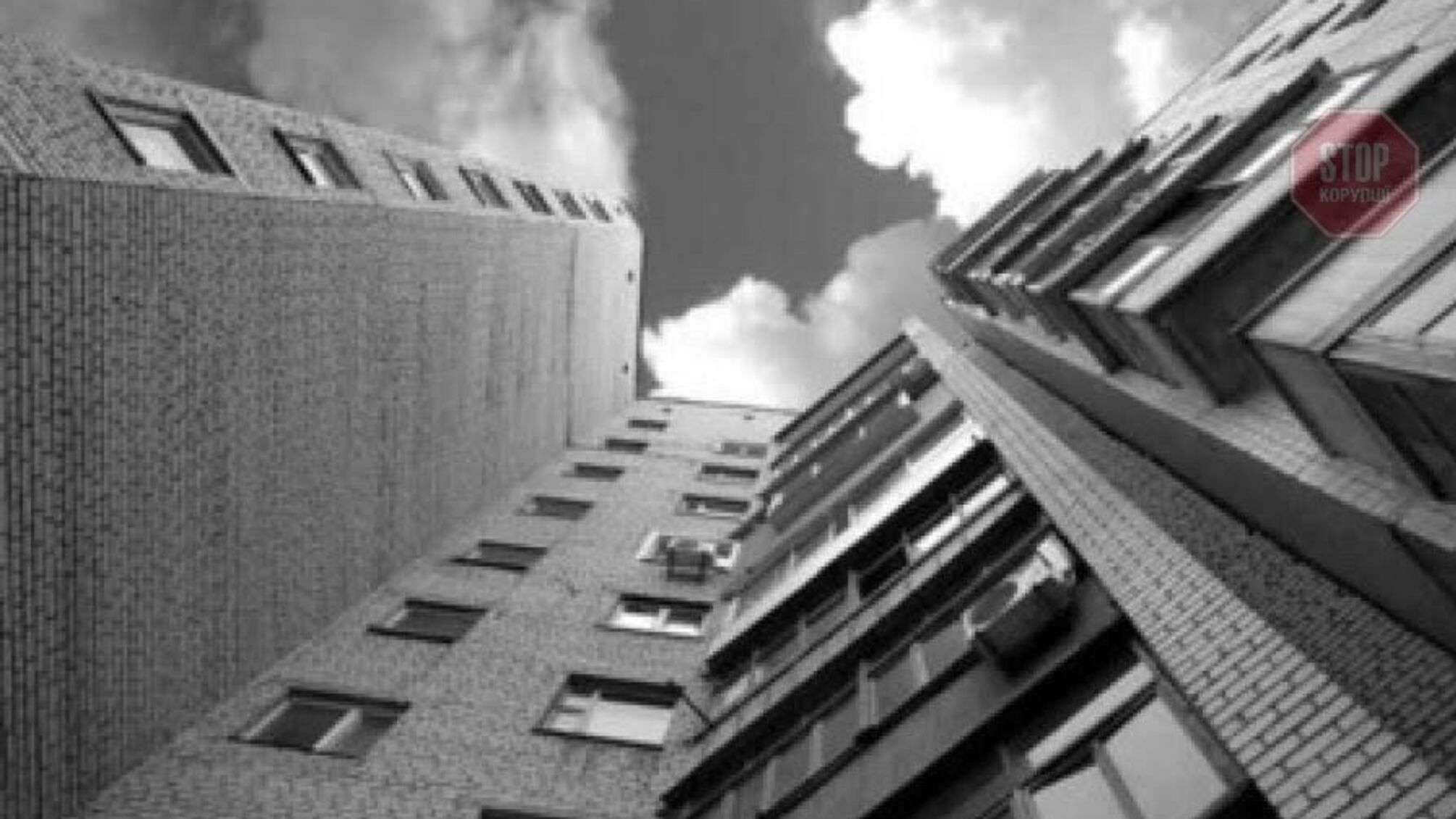 У Полтаві 47-річна жінка випала з багатоповерхівки - подробиці