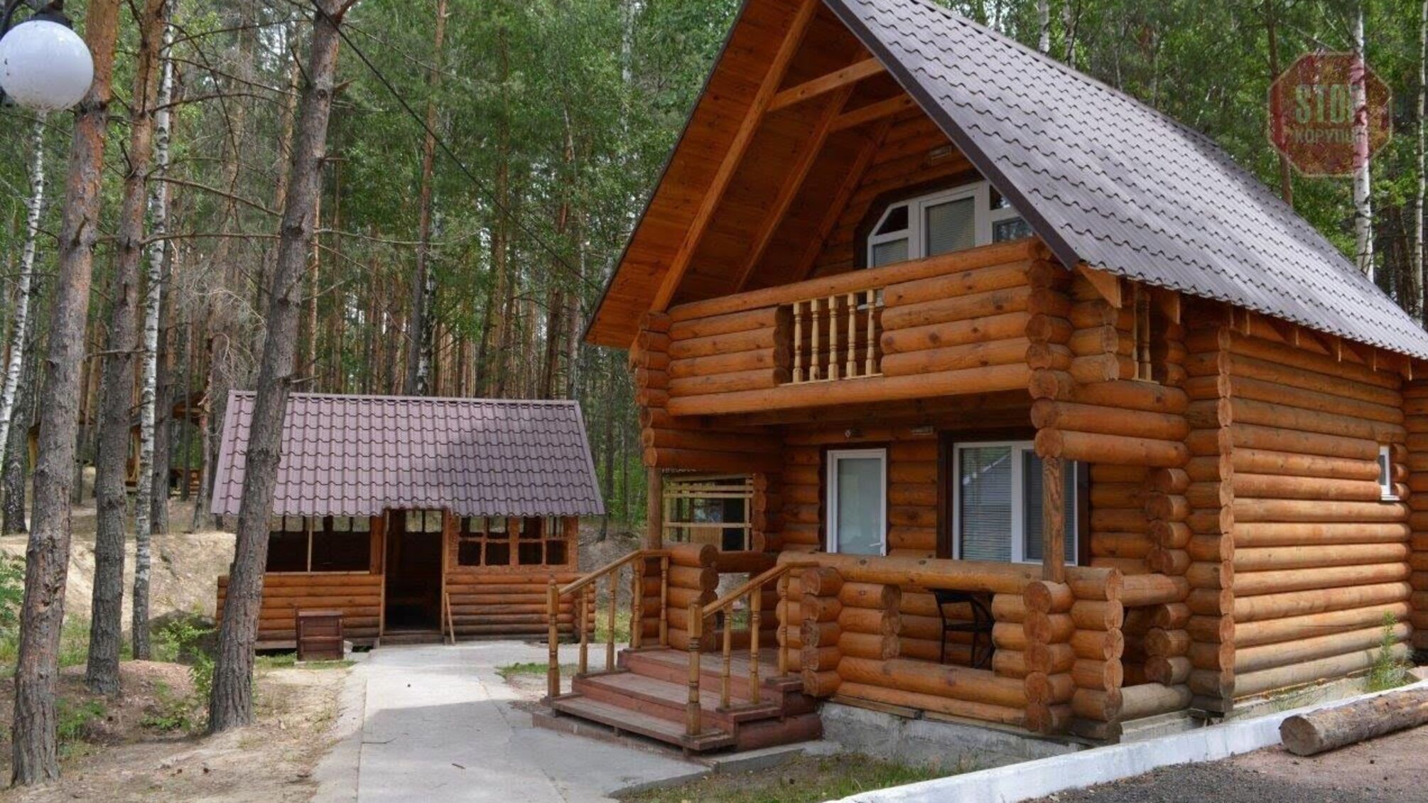 Чиновник з Овруча витрачає усю зарплату на проживання в 'Голубих озерах' (відео)