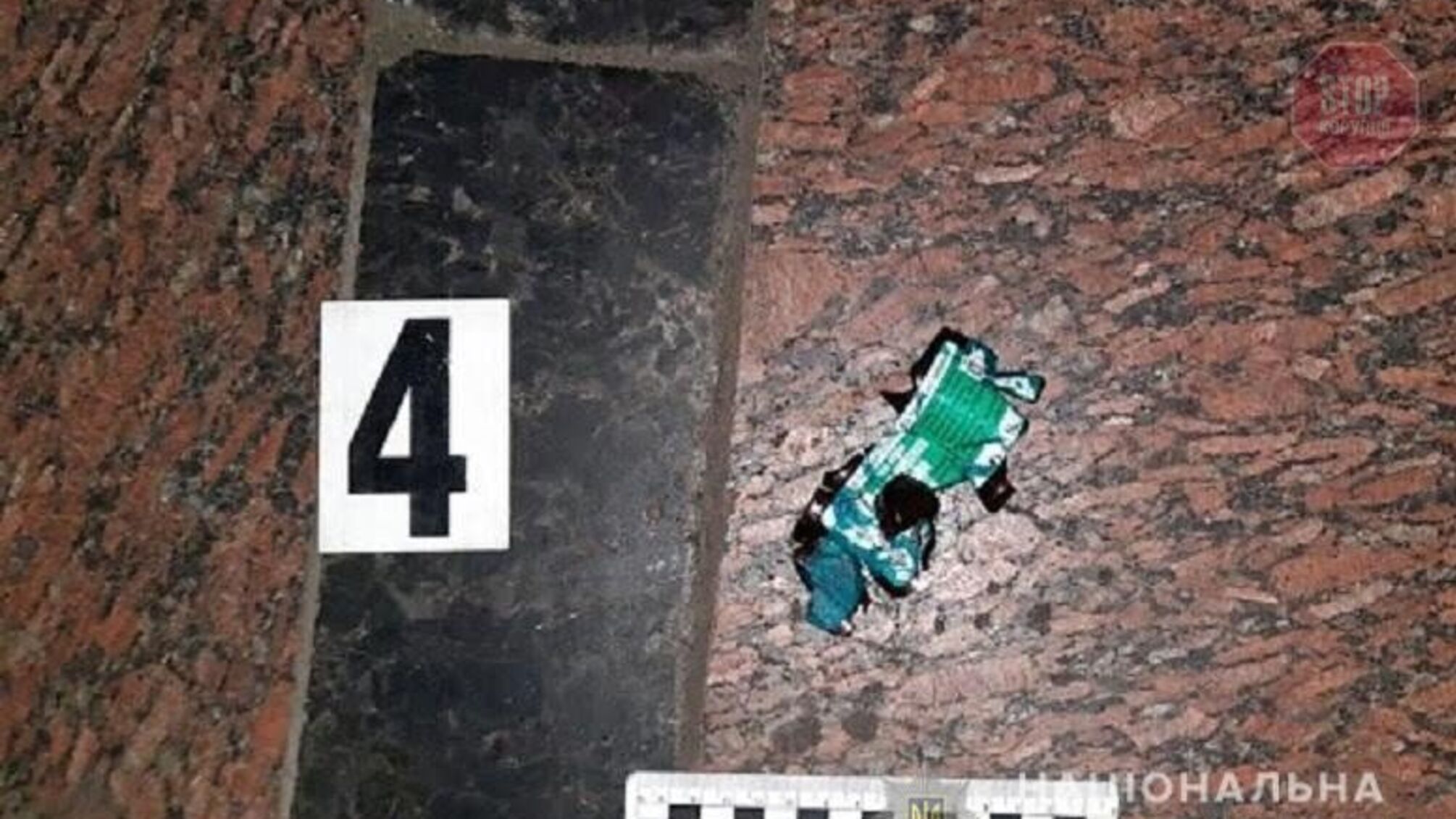Вандали облили пам'ятник у центрі столиці: поліція спіймала одного (фото)