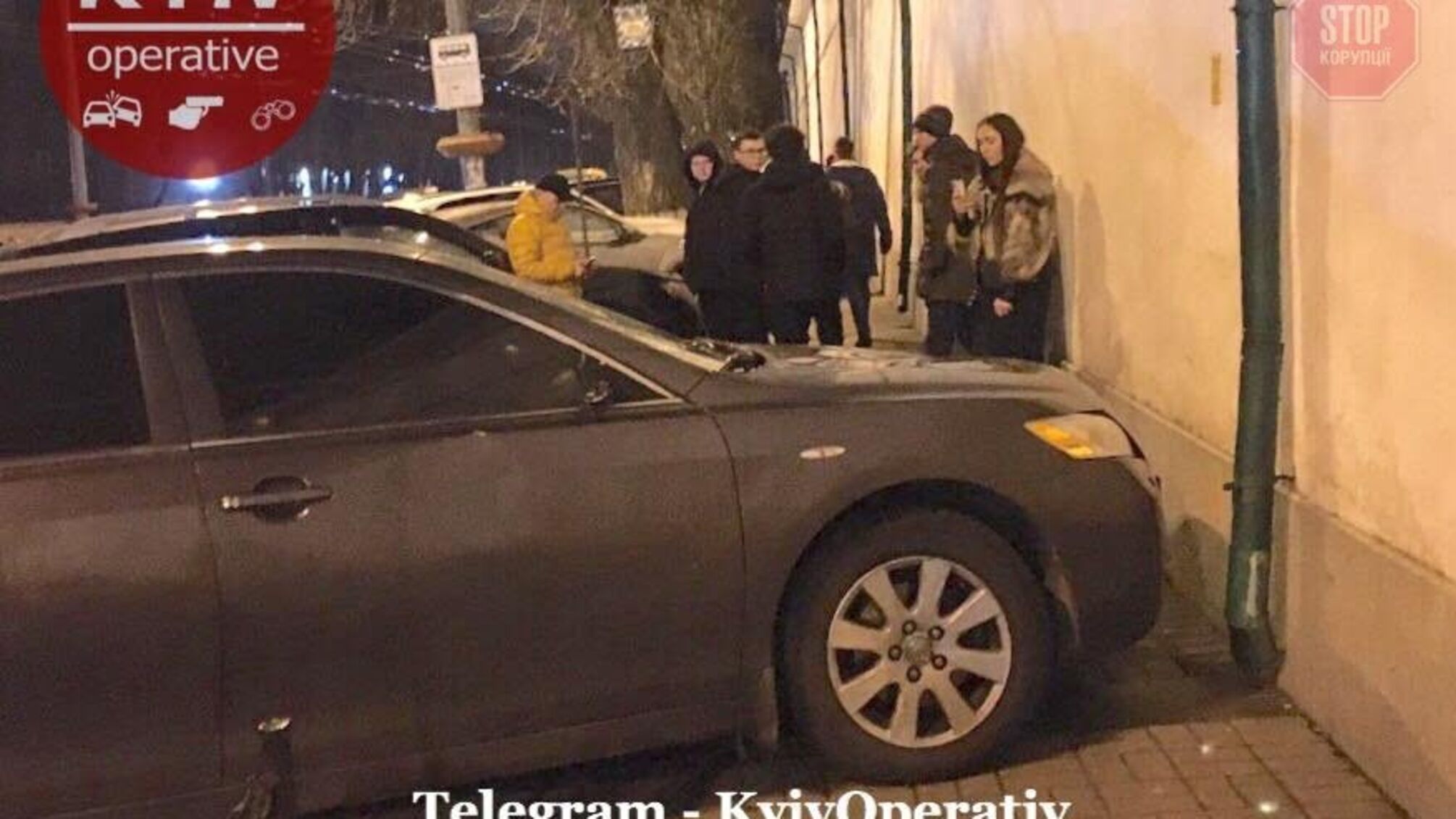 Перегородив пішохідний прохід і отримав побите авто: в столиці перехожий понівечив машину (фото)