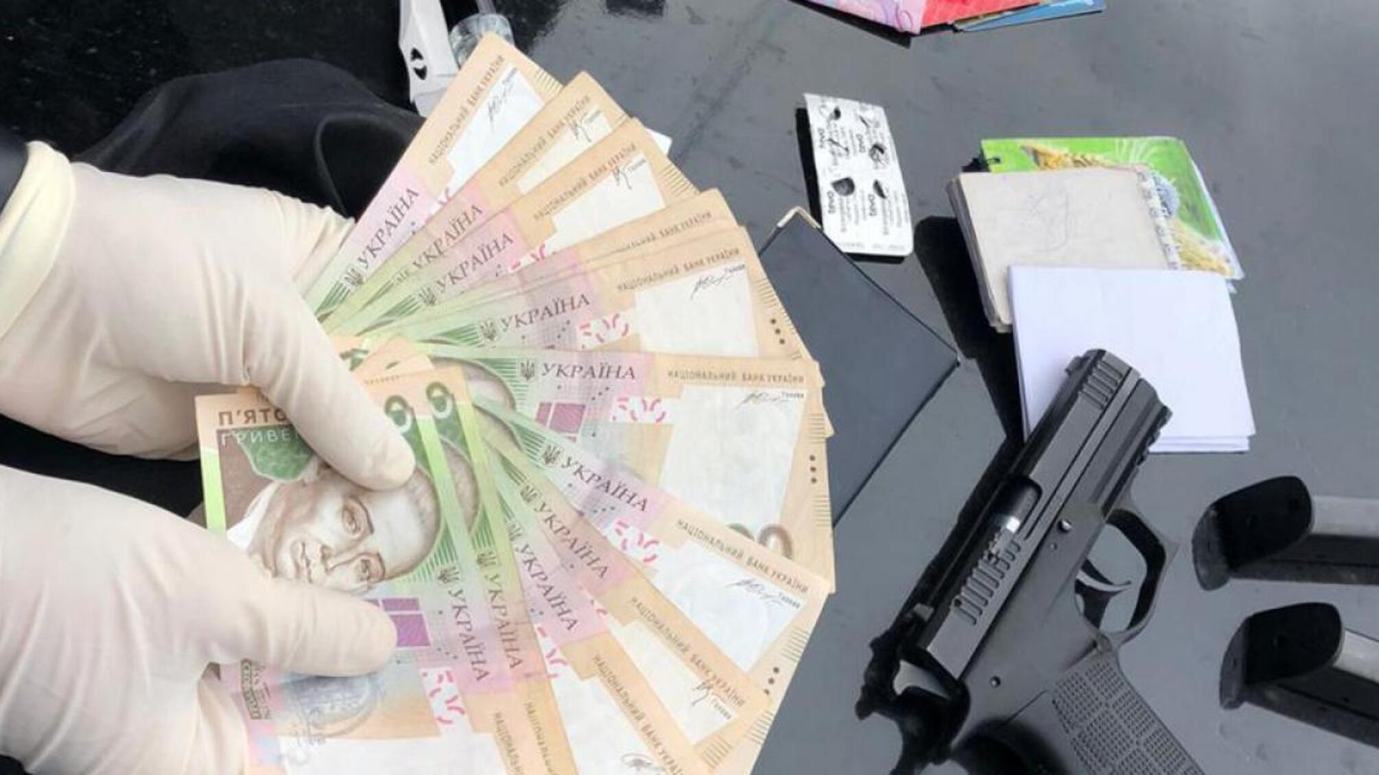 10 000 гривень за водійські права - ДБР затримало інспектора поліції