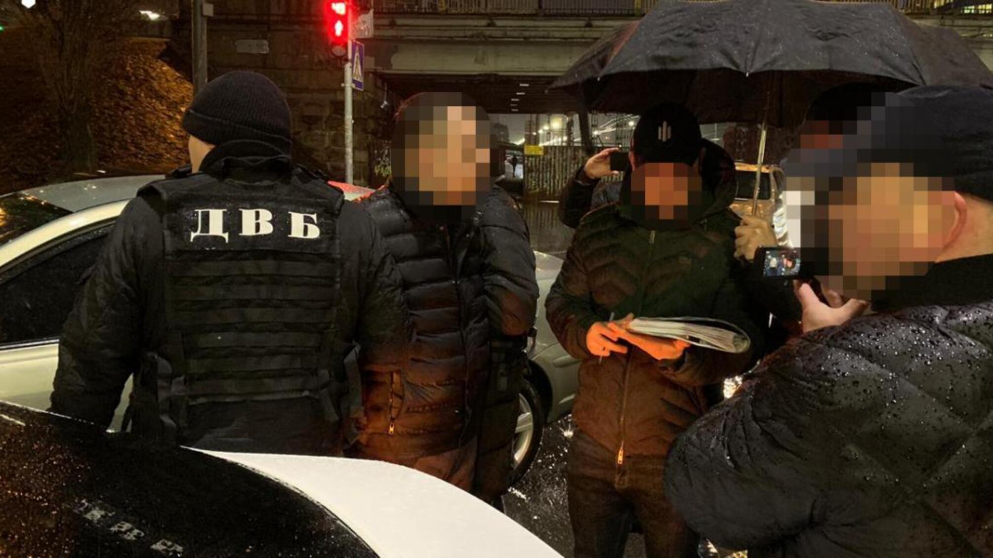 1000 доларів США за уникнення відповідальності – ДБР затримало працівника поліції