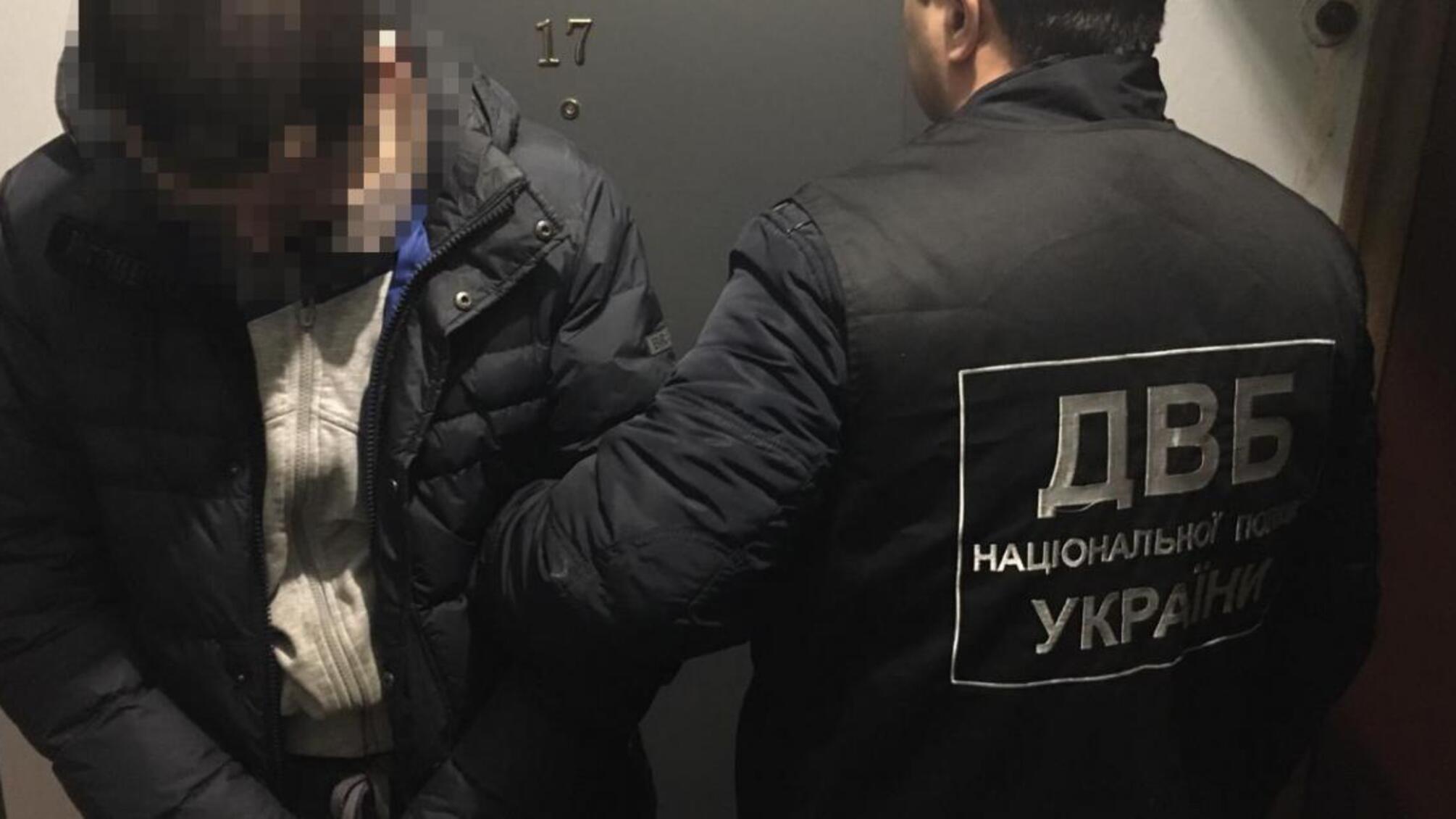 ДБР затримало поліцейських, які продавали канабіс