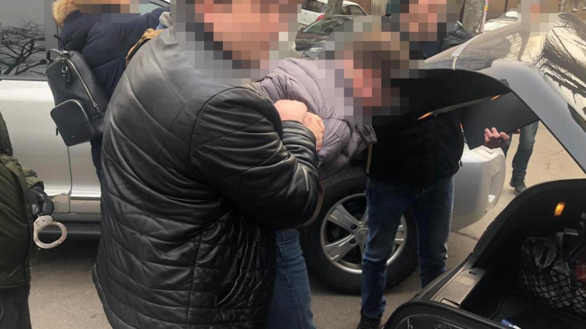 550 000 гривень хабара за продовження договору на охорону – ДБР затримало директора держпідприємства