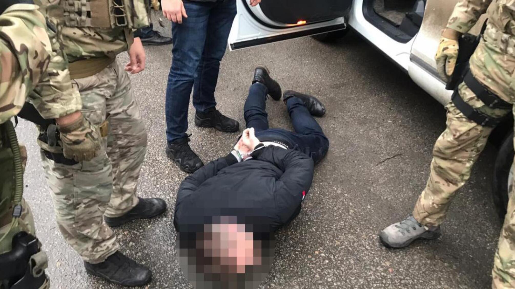 5000 доларів США за уникнення відповідальності за шахрайство – ДБР затримало радника начальника та керівника одного із секторів ГУ Нацполіції