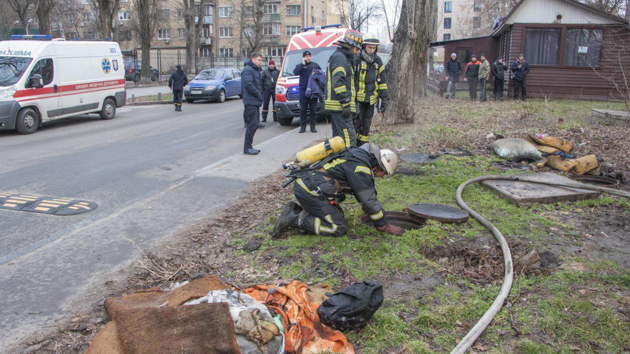 Київ: Під час пожежі в люці теплотраси виявлено 3 осіб без ознак життя