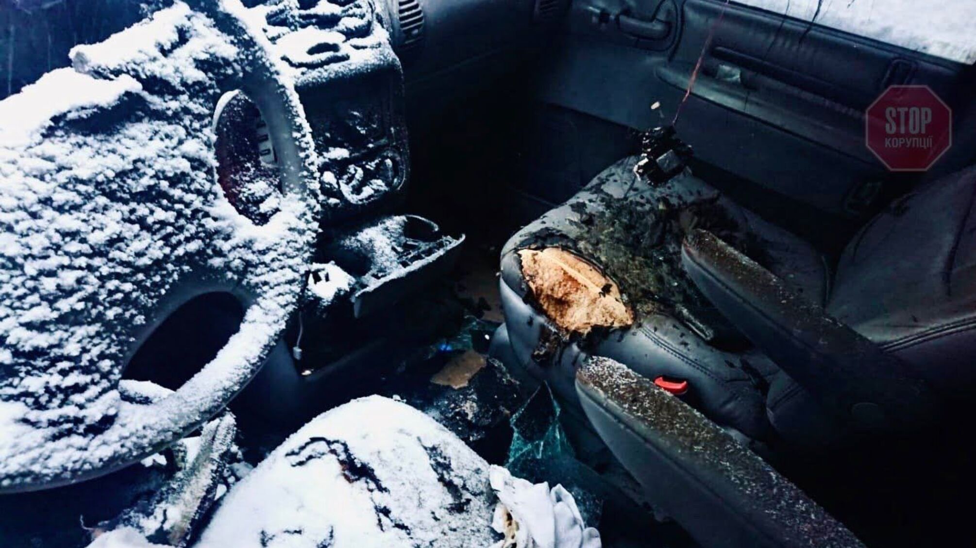 Спалена машина та опіки ноги: у Києві залякують борця з піщаною мафією з Видубичів