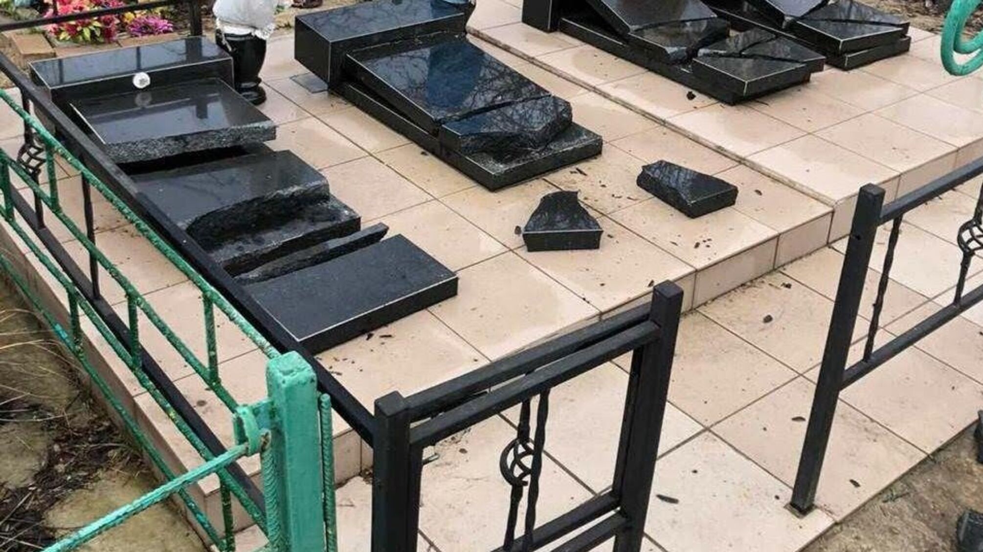 У Миколаєві дівчата розважалися на кладовищі (фото)