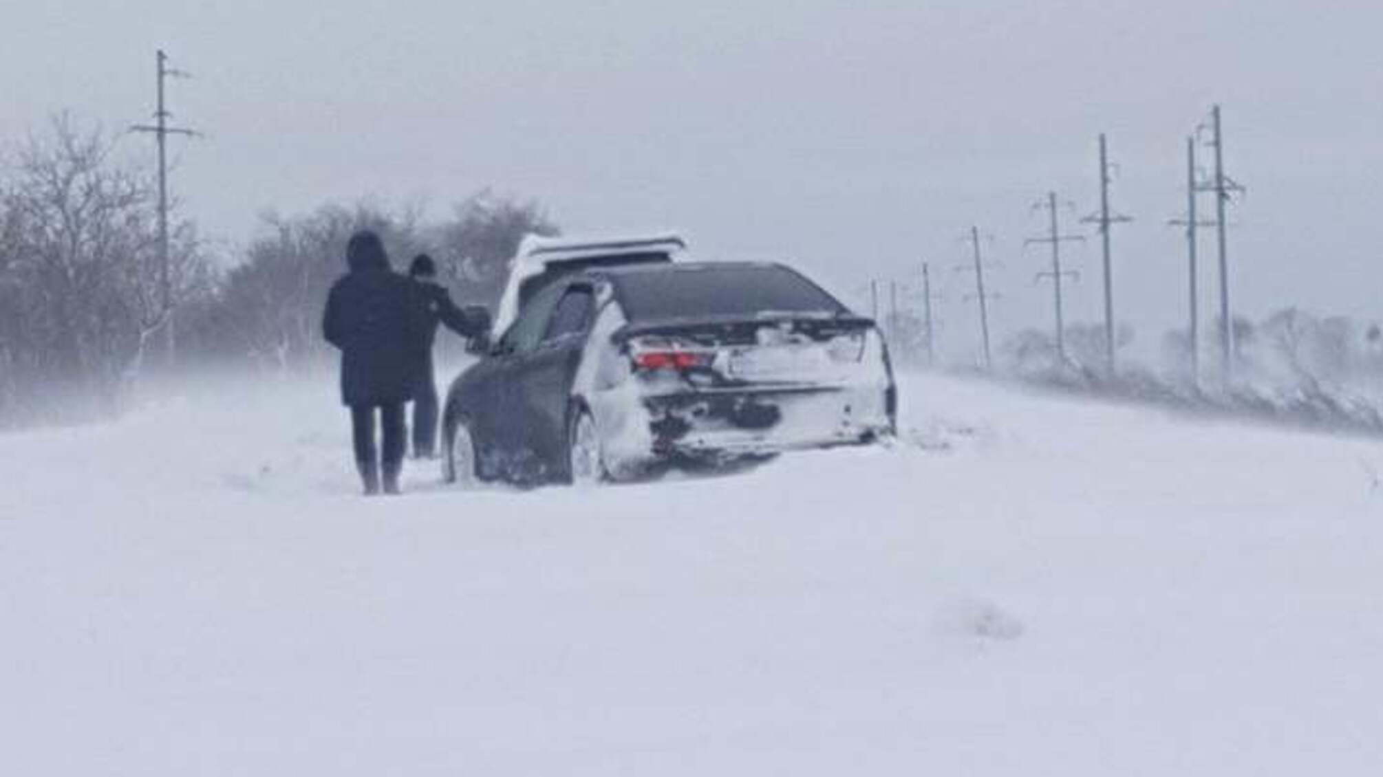 На дорогах Одещини поліцейські визволили зі снігового полону близько сімдесяти транспортних засобів