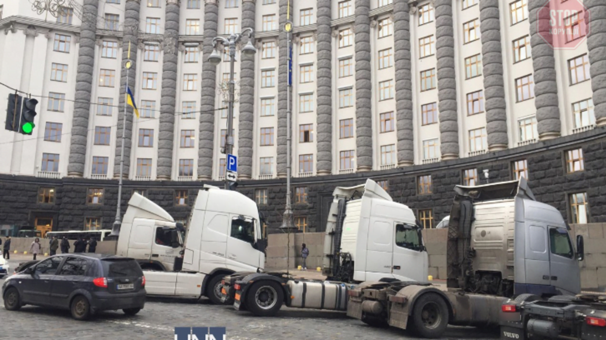 Фури та автобуси оточили будівлю уряду (фото)