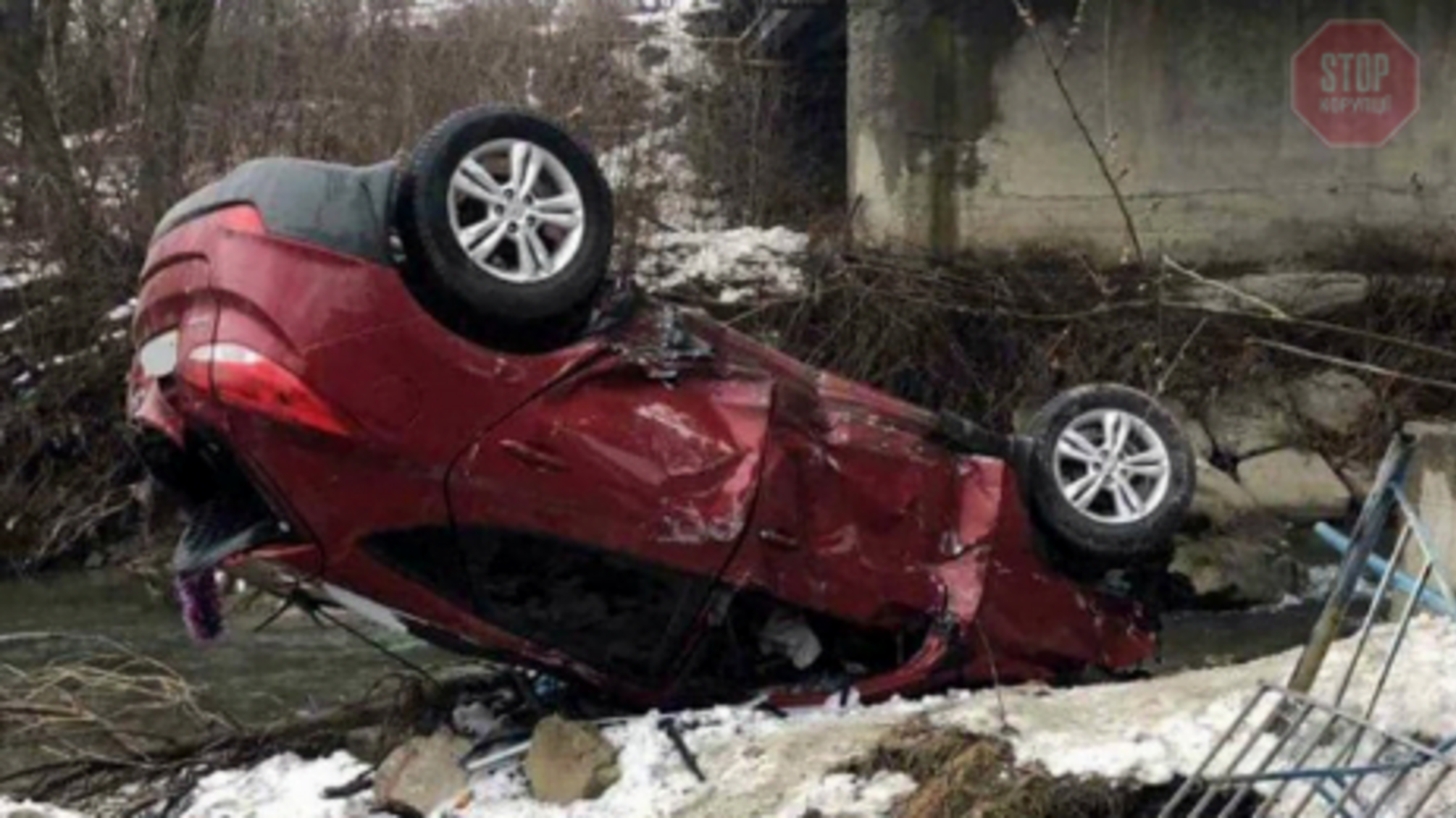 На Прикарпатті автівка злетіла з мосту, постраждали діти (фото)
