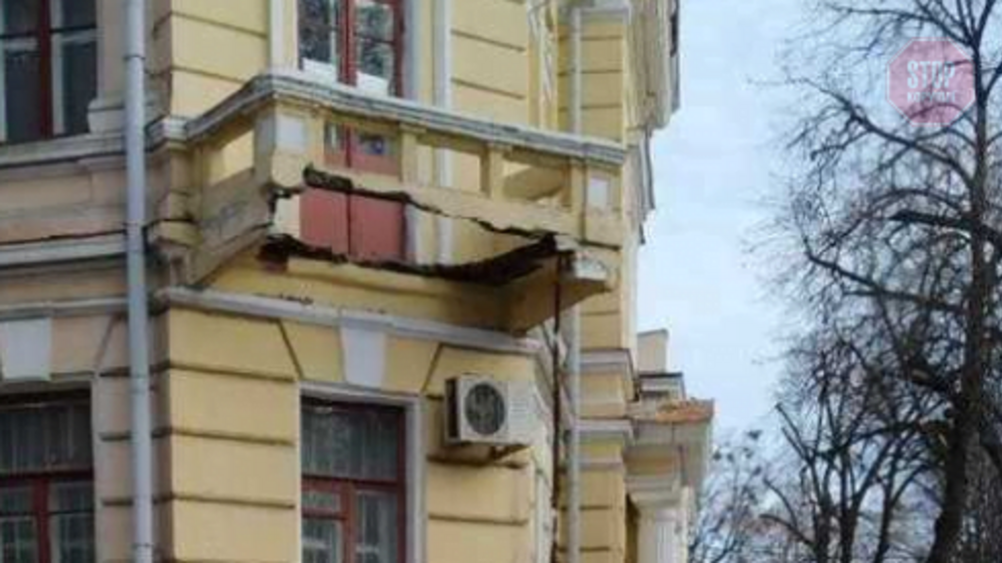 У Мережу виклали відео обвалу балкону у Харкові
