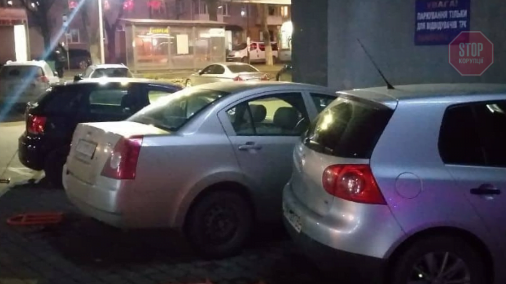 Водійка іномарки влетіла в три припарковані машини: у Франківську сталася ДТП (фото)