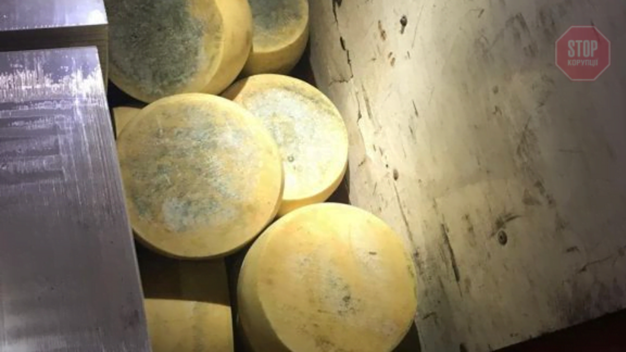 На кордоні зупинили дві тонни сиру