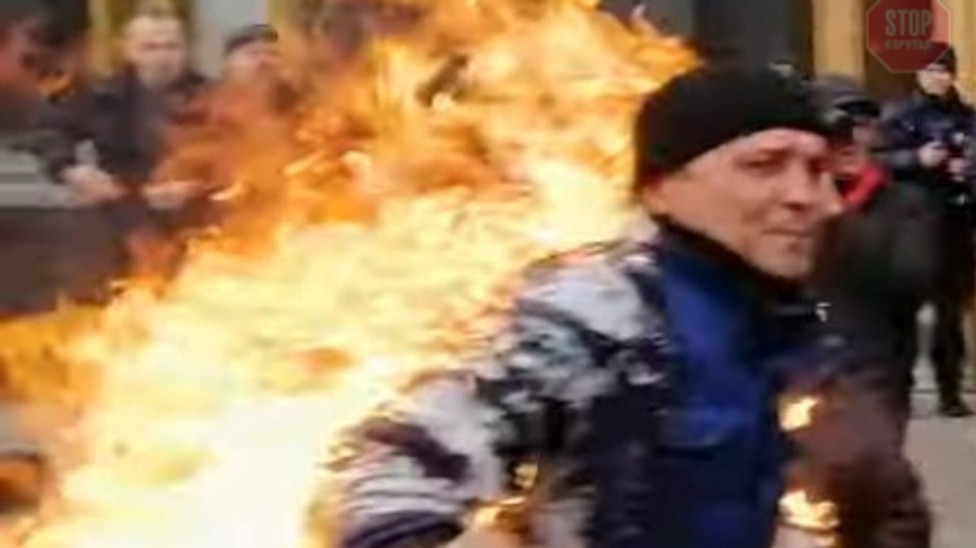 Стає гарячіше: у Києві на акції проти медреформи сталося самоспалення (фото, відео)