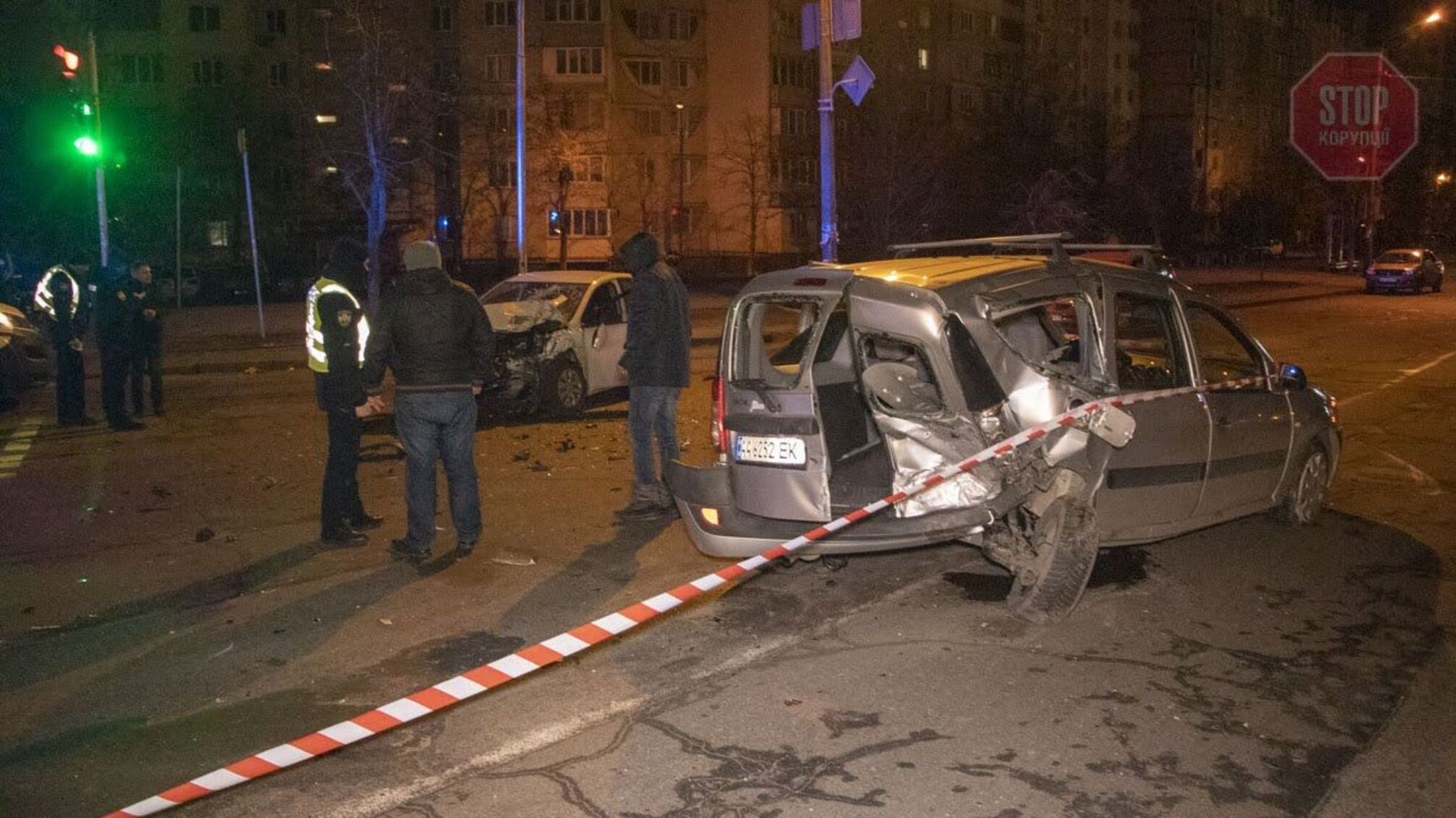 П'яний таксист у Києві втаранив авто, постраждали троє дівчат (фото)