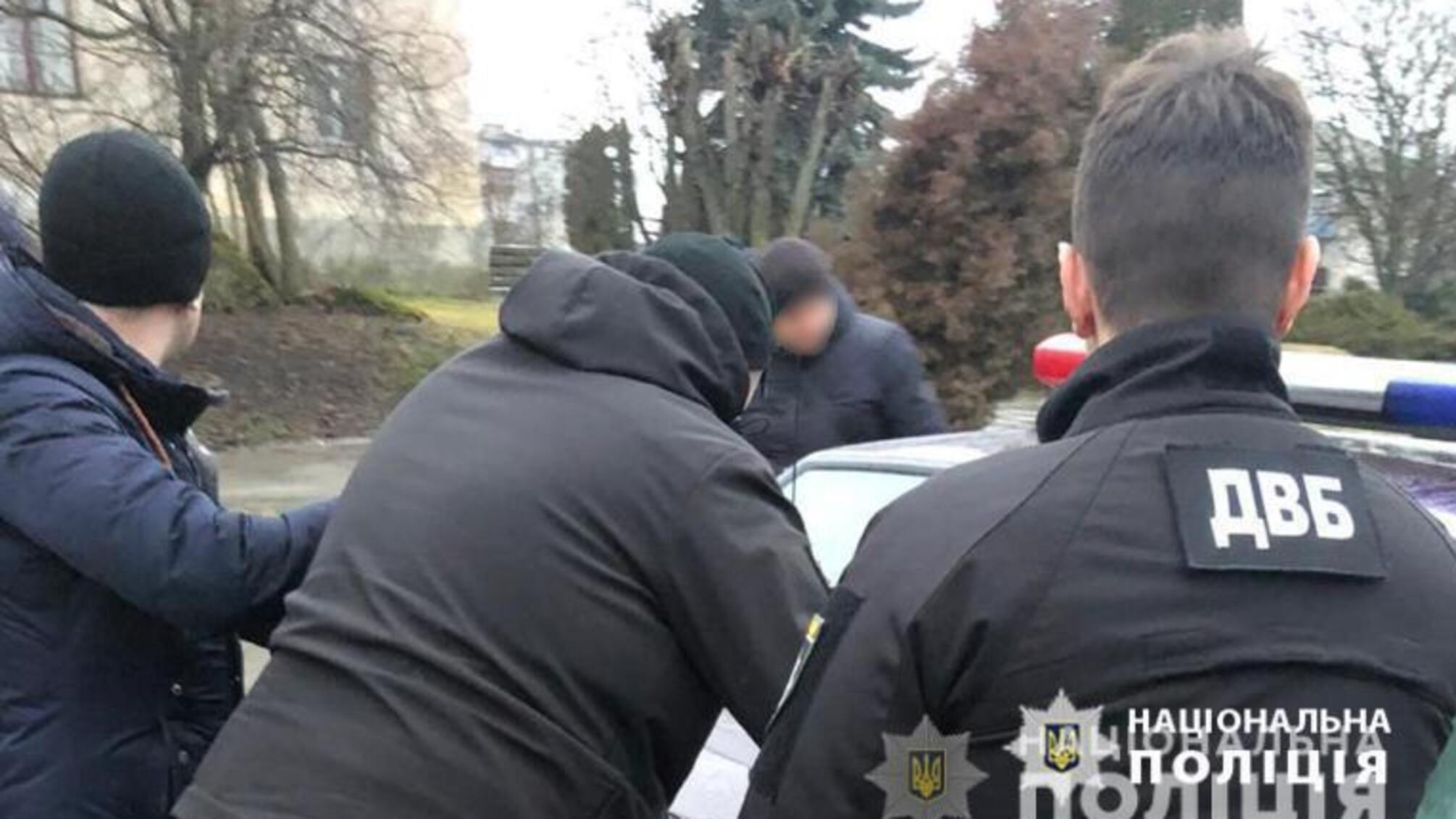 На вимаганні хабарів внутрішня безпека поліції викрила двох поліцейських у столиці та Тернополі