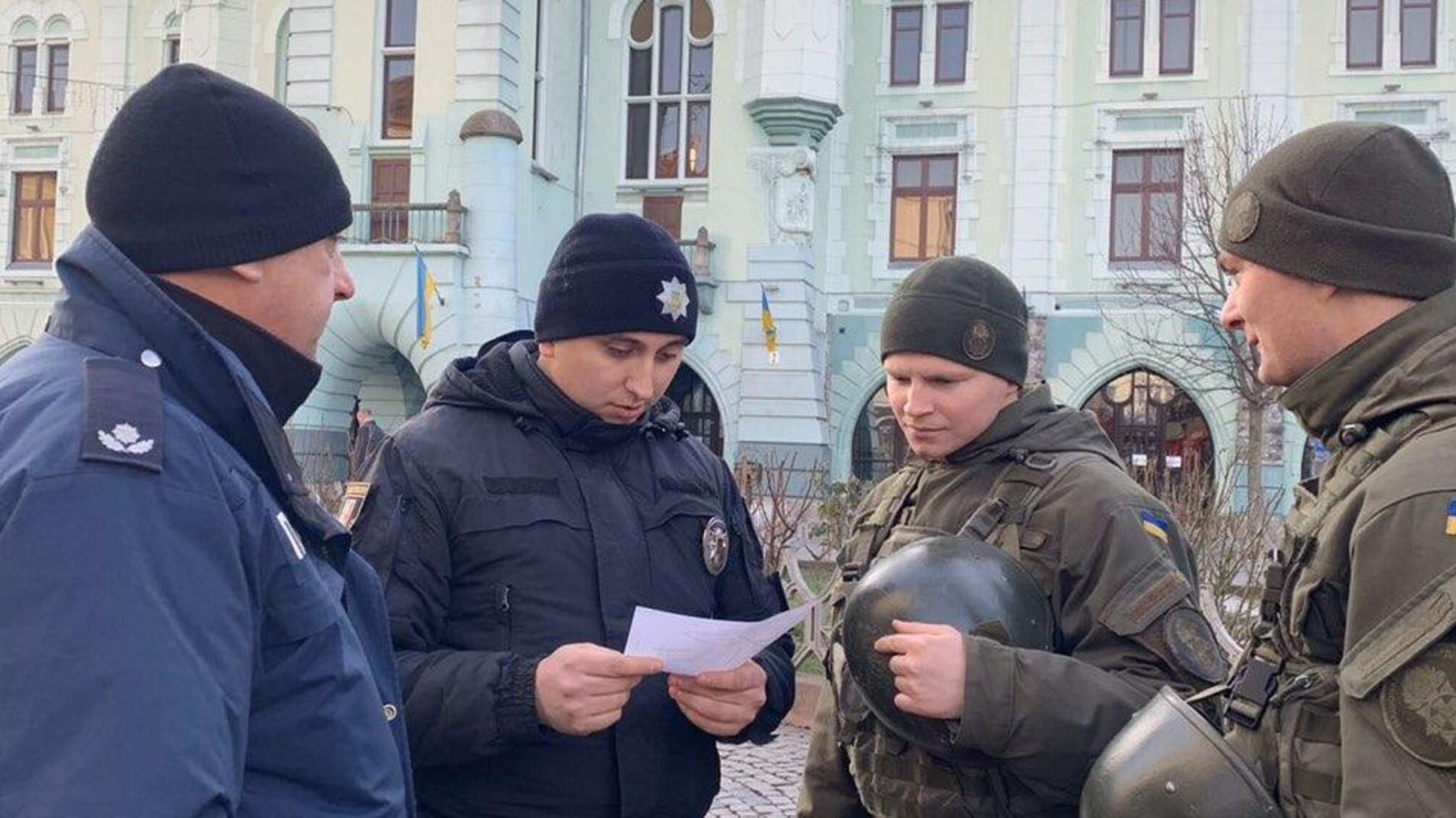 У Мукачеві патрулюють поліцейські та нацгвардійці