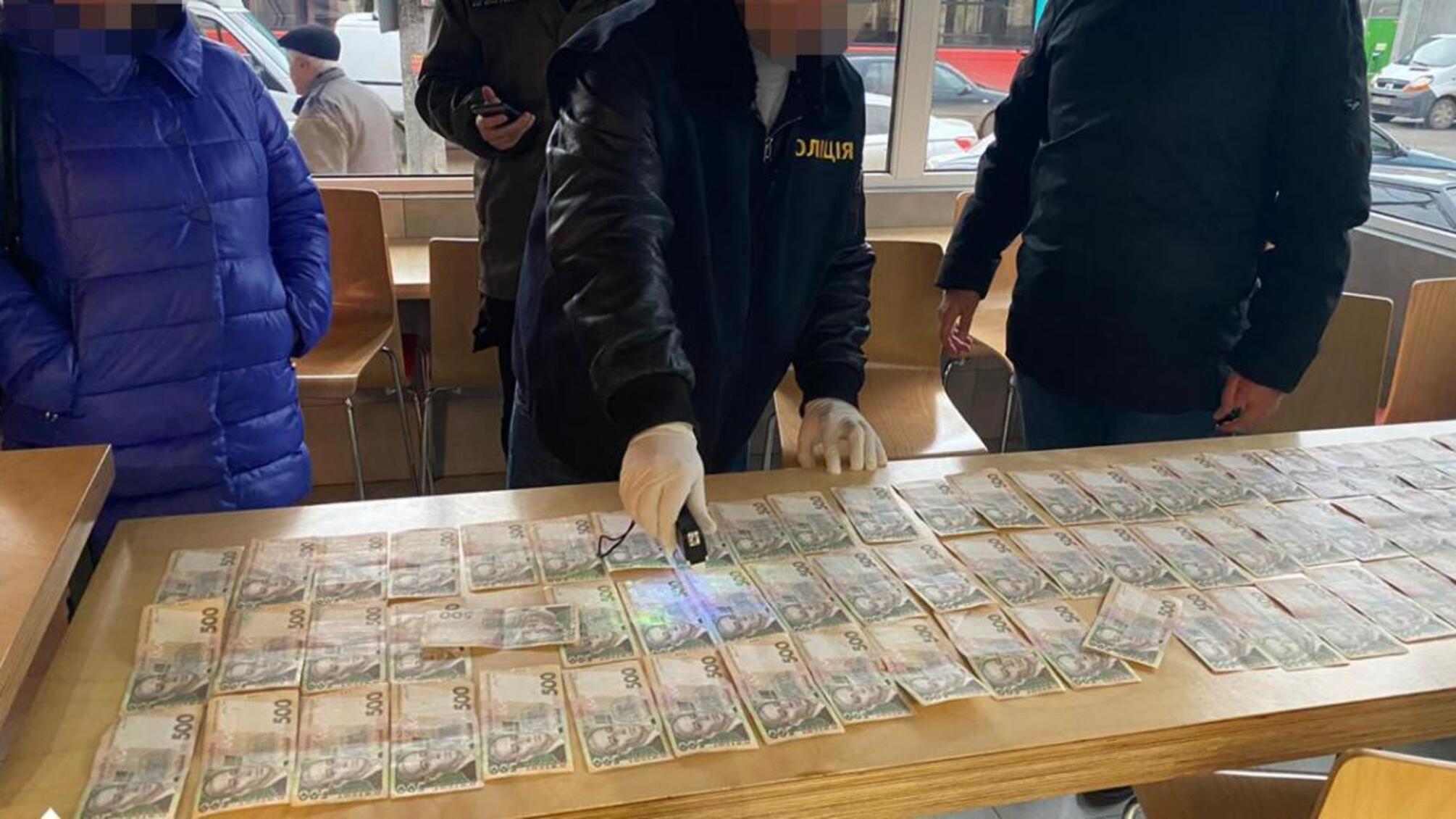 35 000 гривень хабара за продаж деревини поза аукціоном - ДБР затримало головного лісничого