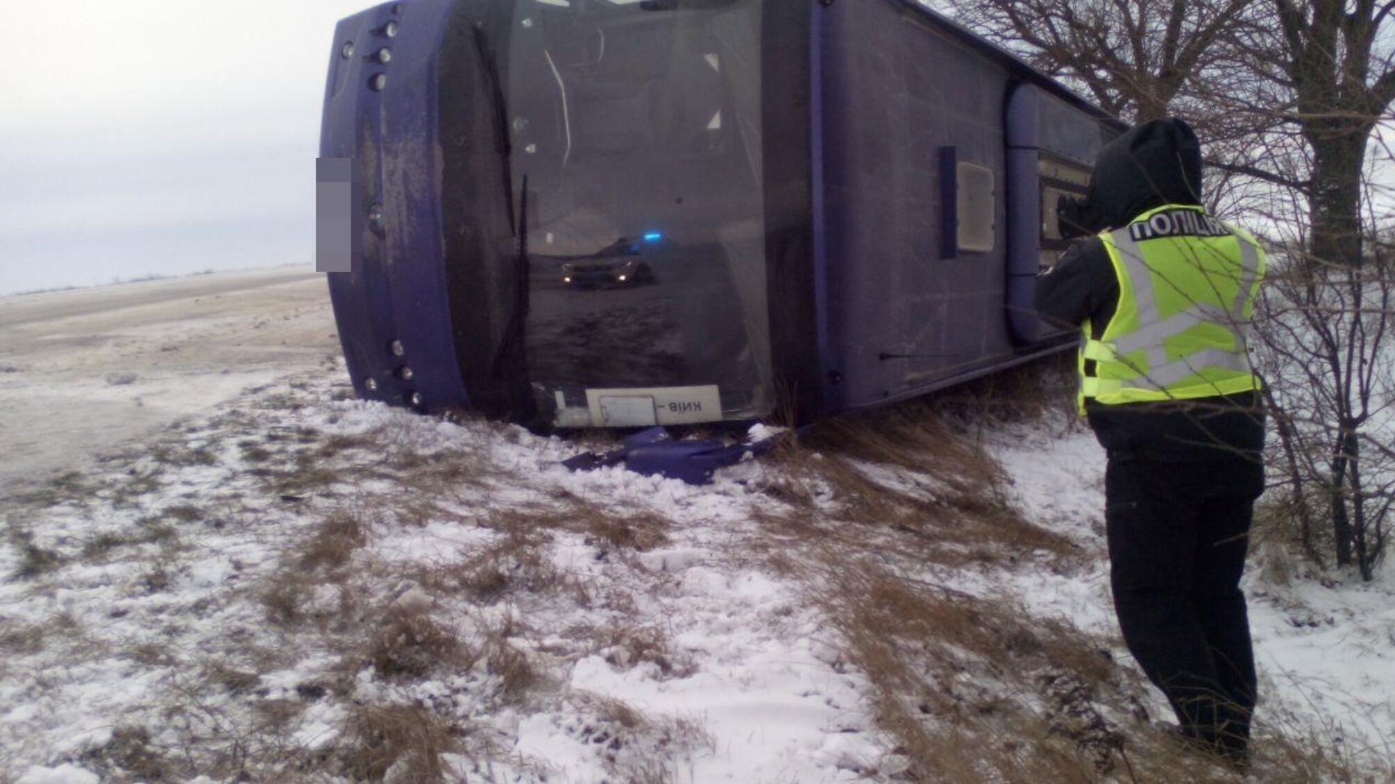 Правоохоронці встановлюють обставини ДТП за участю рейсового автобуса