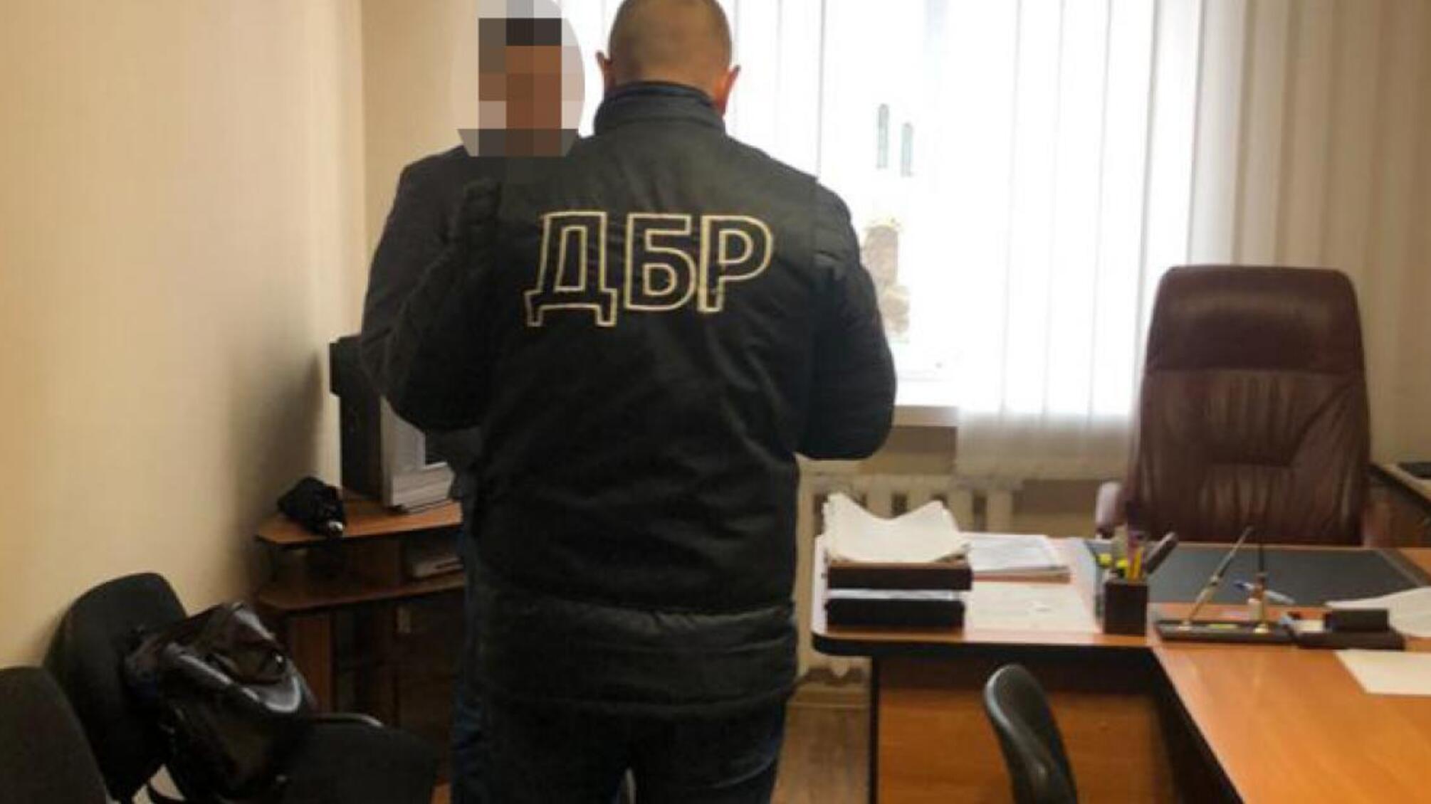 700 тисяч гривень збитків через видачу незаконних дозволів на торгівлю пальним – ДБР повідомило про підозру податківцю