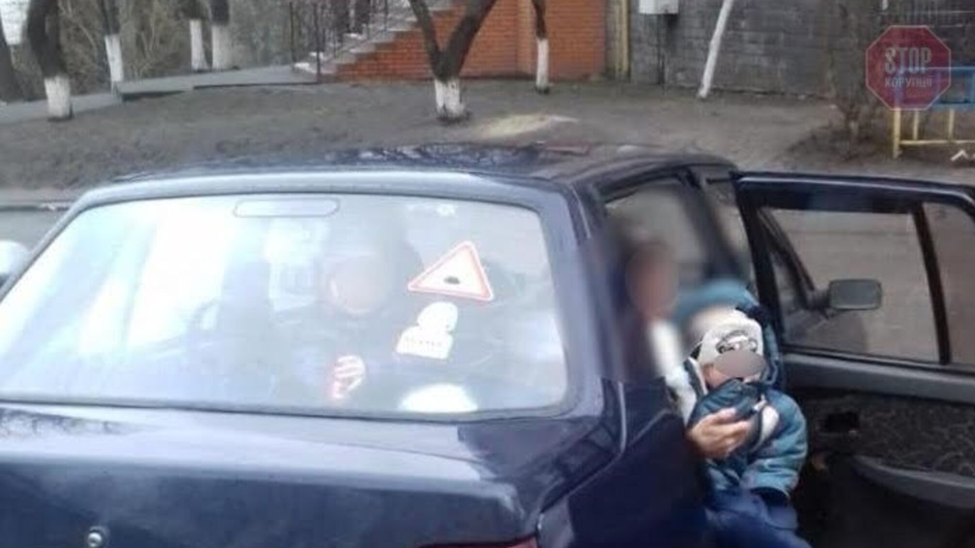 В Обухові батьки замкнули немовлят у машині і пішли у справах (фото)