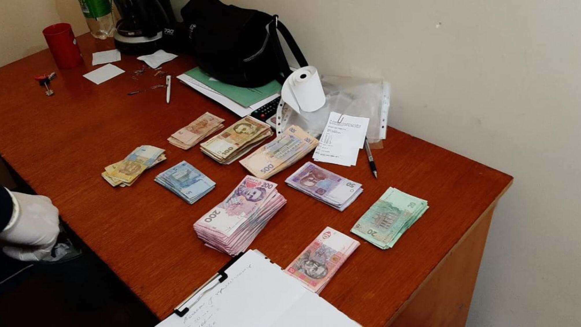 Хабарі за отримання закордонних біометричних паспортів та ID-карток – ДБР провело 7 обшуків у працівників міграційної служби