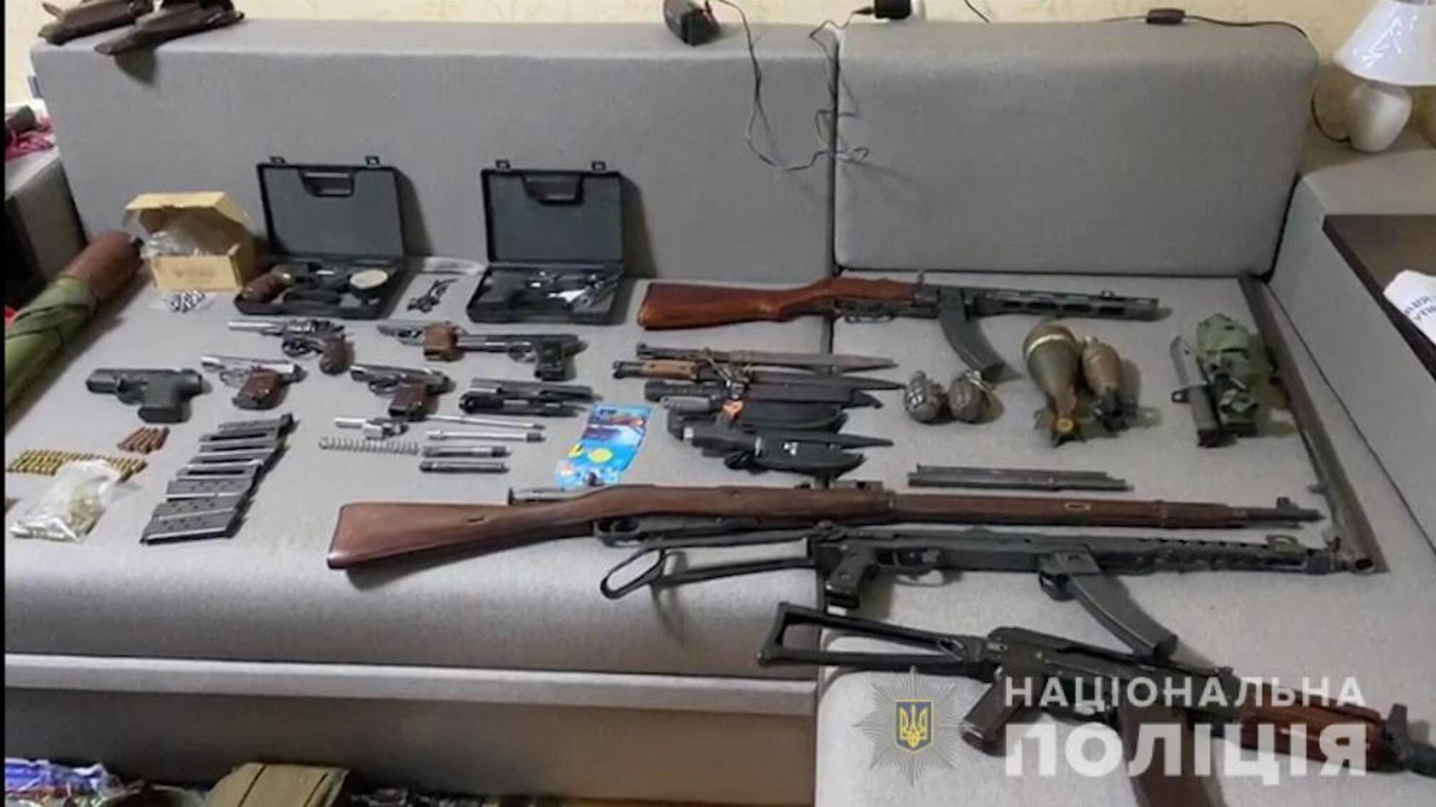 Правоохоронці викрили одесита у незаконному зберіганні зброї, бойових припасів та вибухових речовин