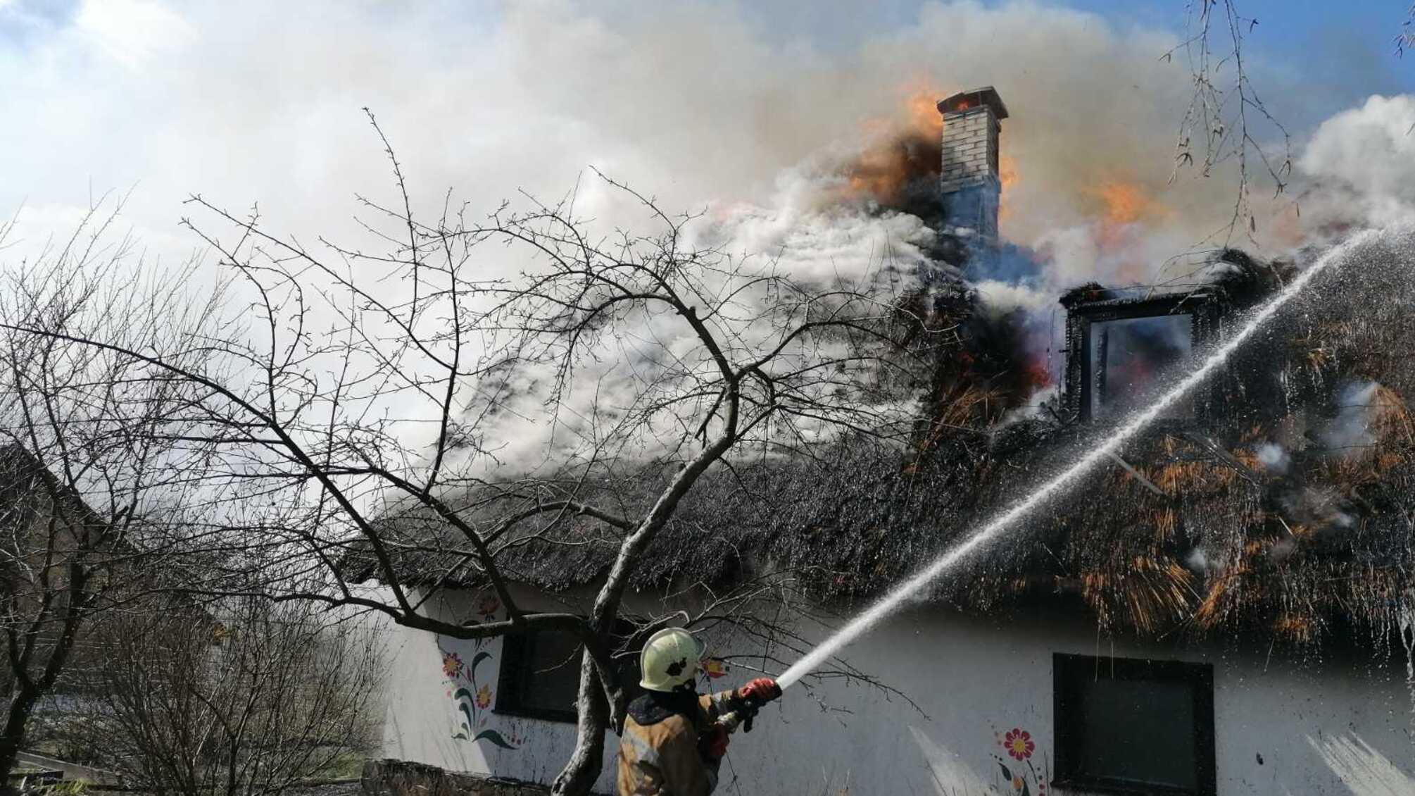 Київська область: рятувальники ліквідували загорання житлового будинку, госпіталізовано власницю