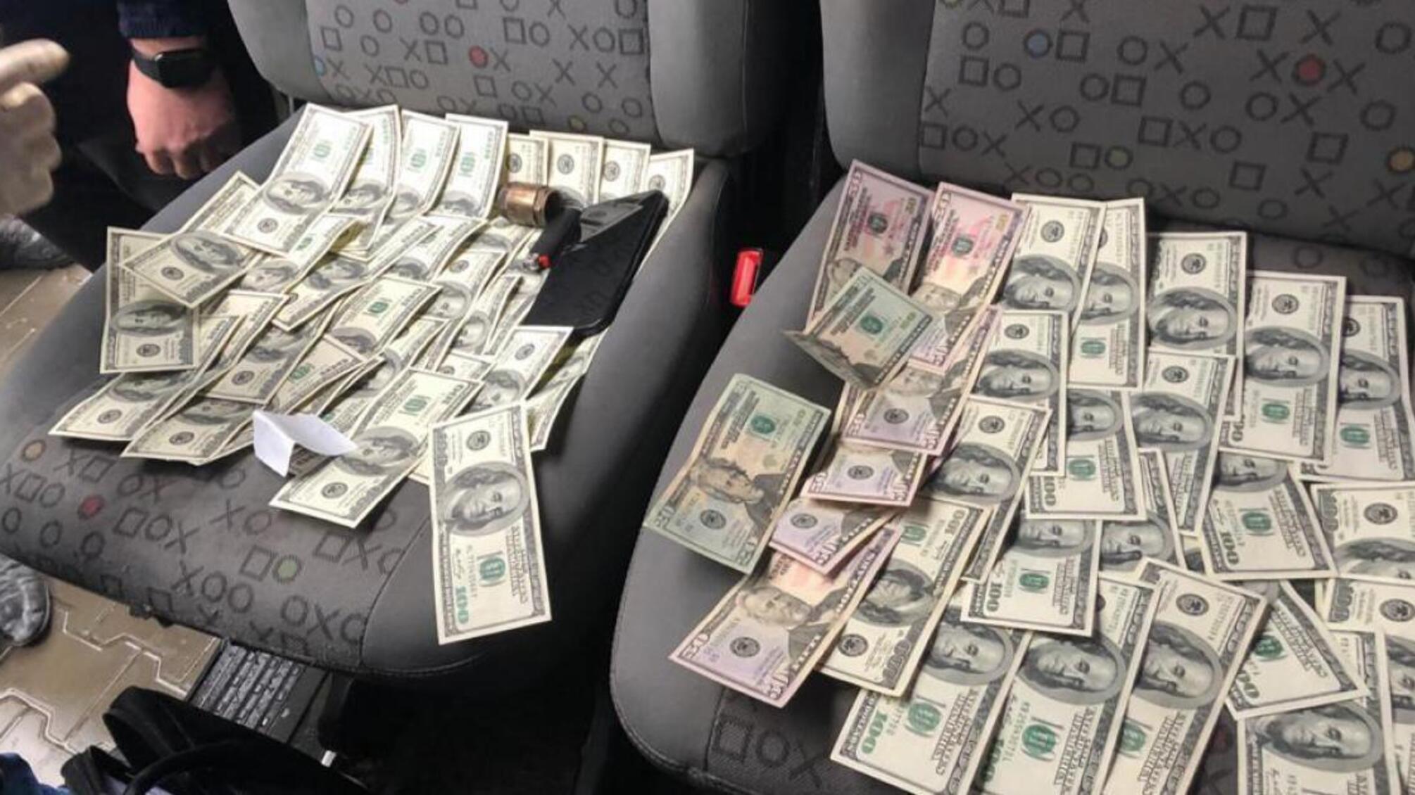 12 000 доларів США за безперешкодне оформлення автомобілів – ДБР затримало керівника митного поста 'Ковель'