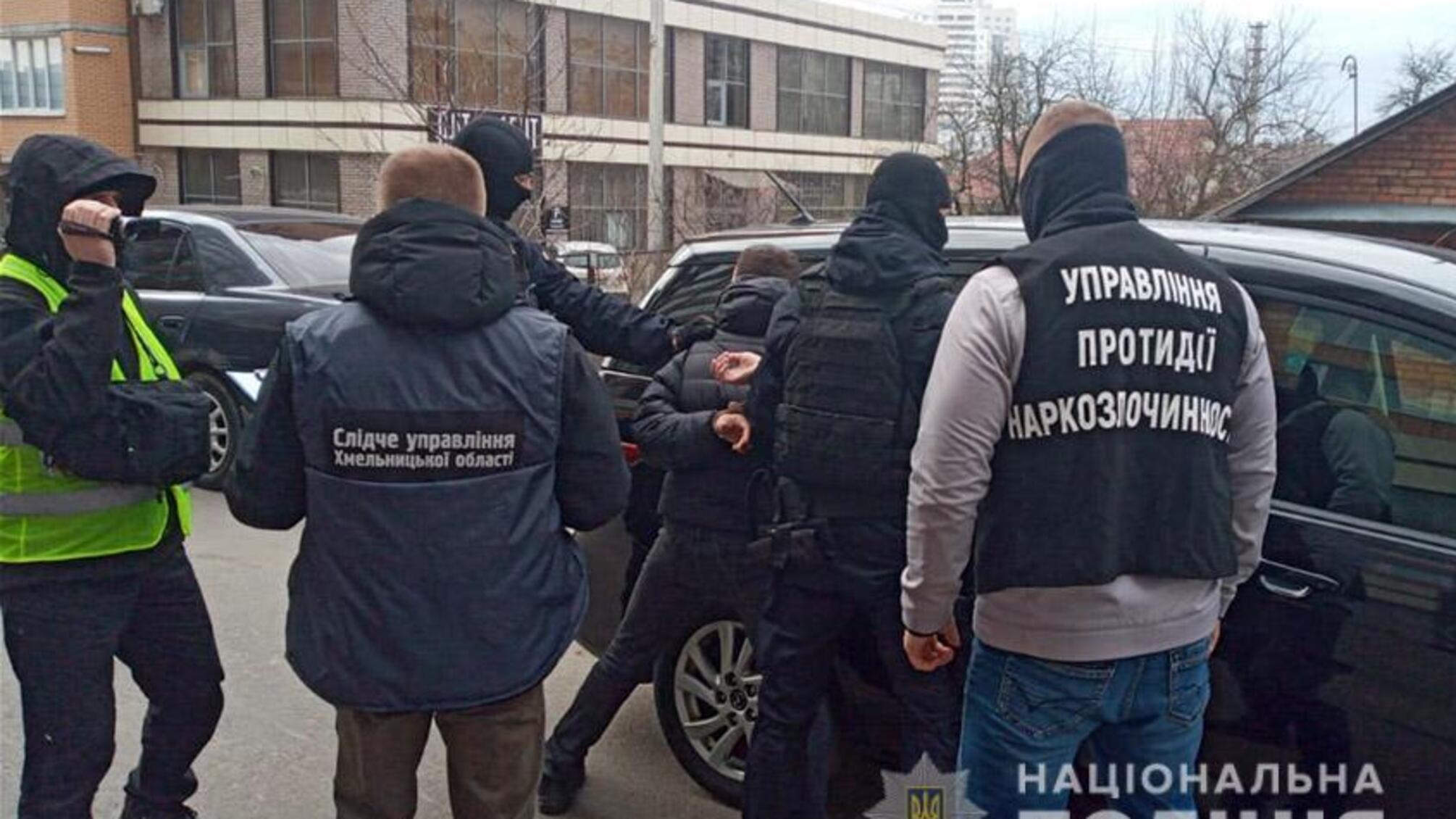 В Хмельницькому слідчі оголосили про підозру чоловікові, який продавав через інтернет прекурсори