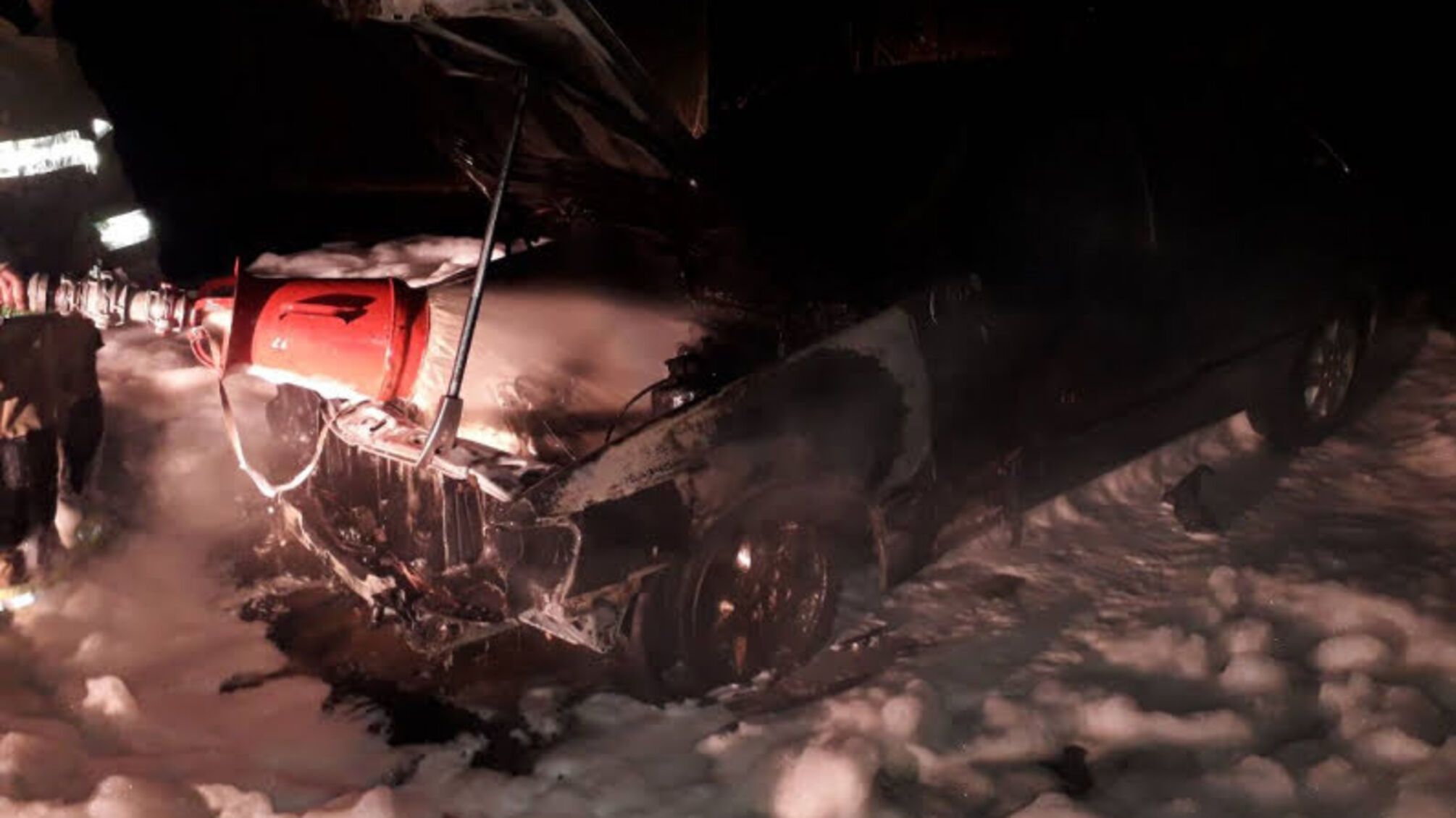 Львівська область: вогнеборці ліквідували пожежу в автомобілі 'Ford Scorpio'