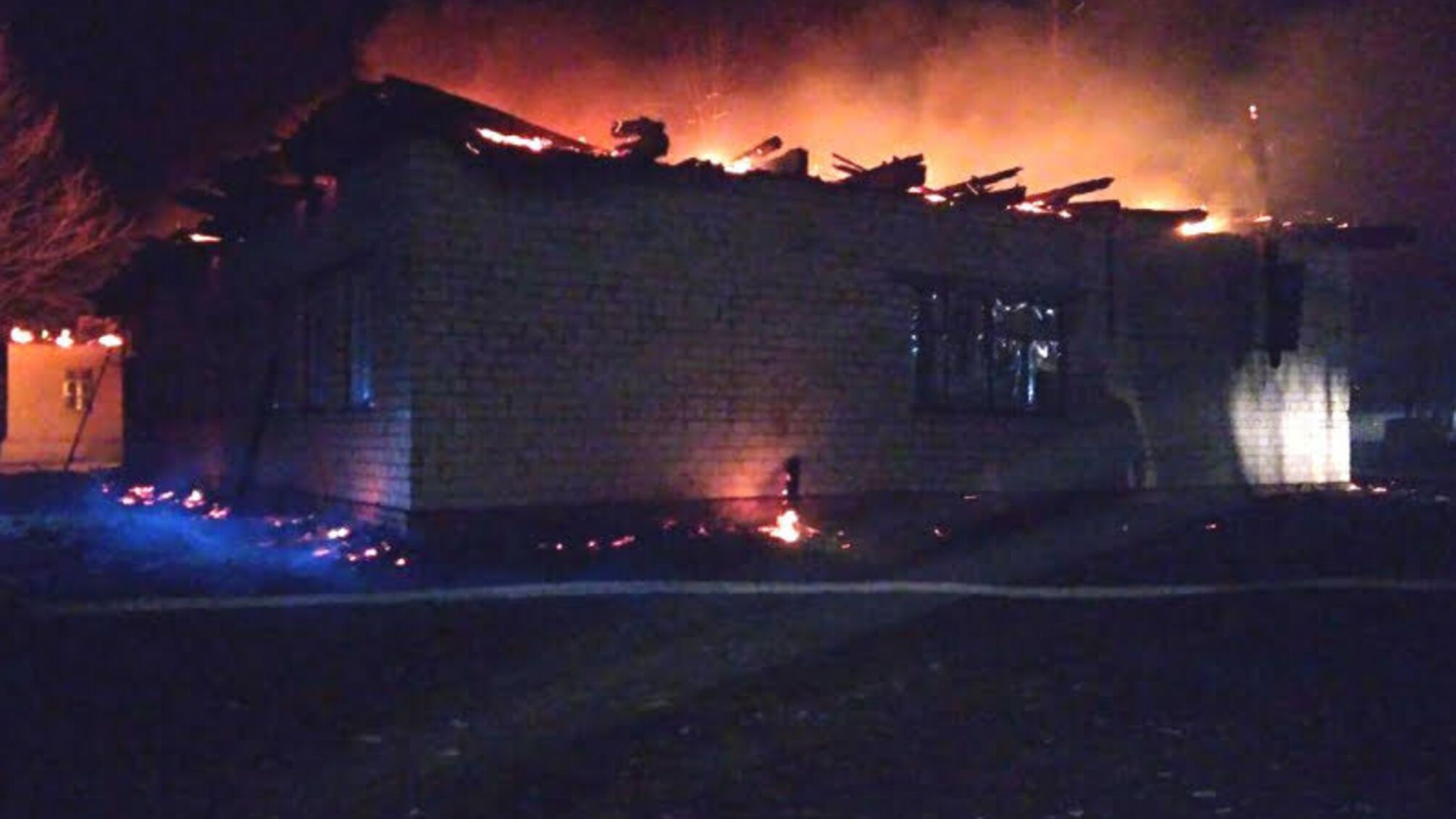 Чернігівська область: рятувальники ліквідували пожежу в навчально-виховному комплексі