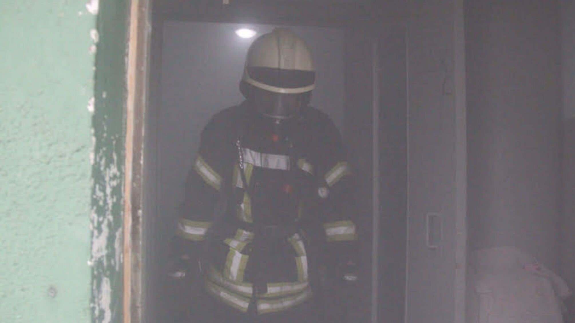 Київ: вогнеборці загасили пожежу в житловому будинку