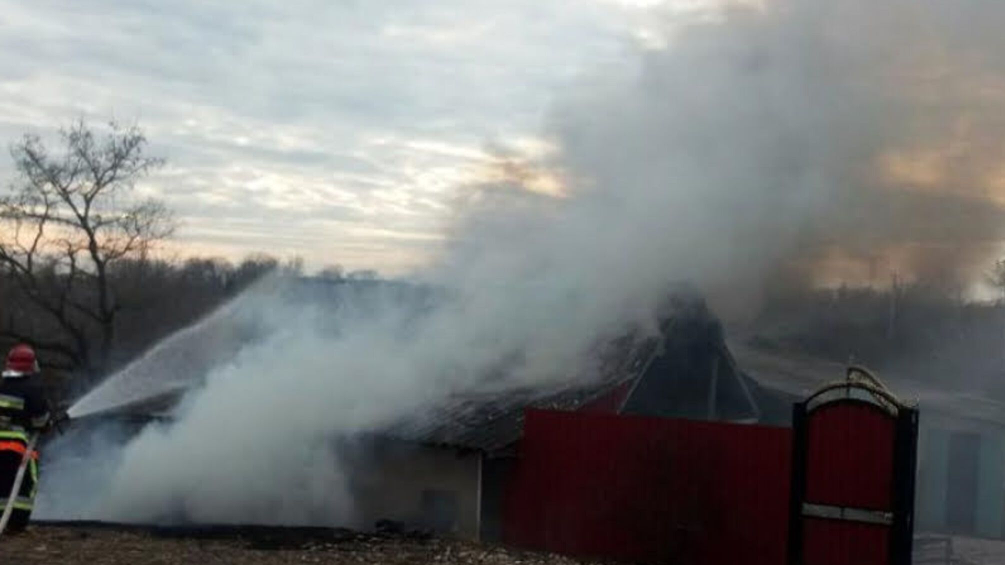 Хмельницька область: вогнеборці ліквідували пожежу в господарчій будівлі, не допустивши її поширення (ВІДЕО)
