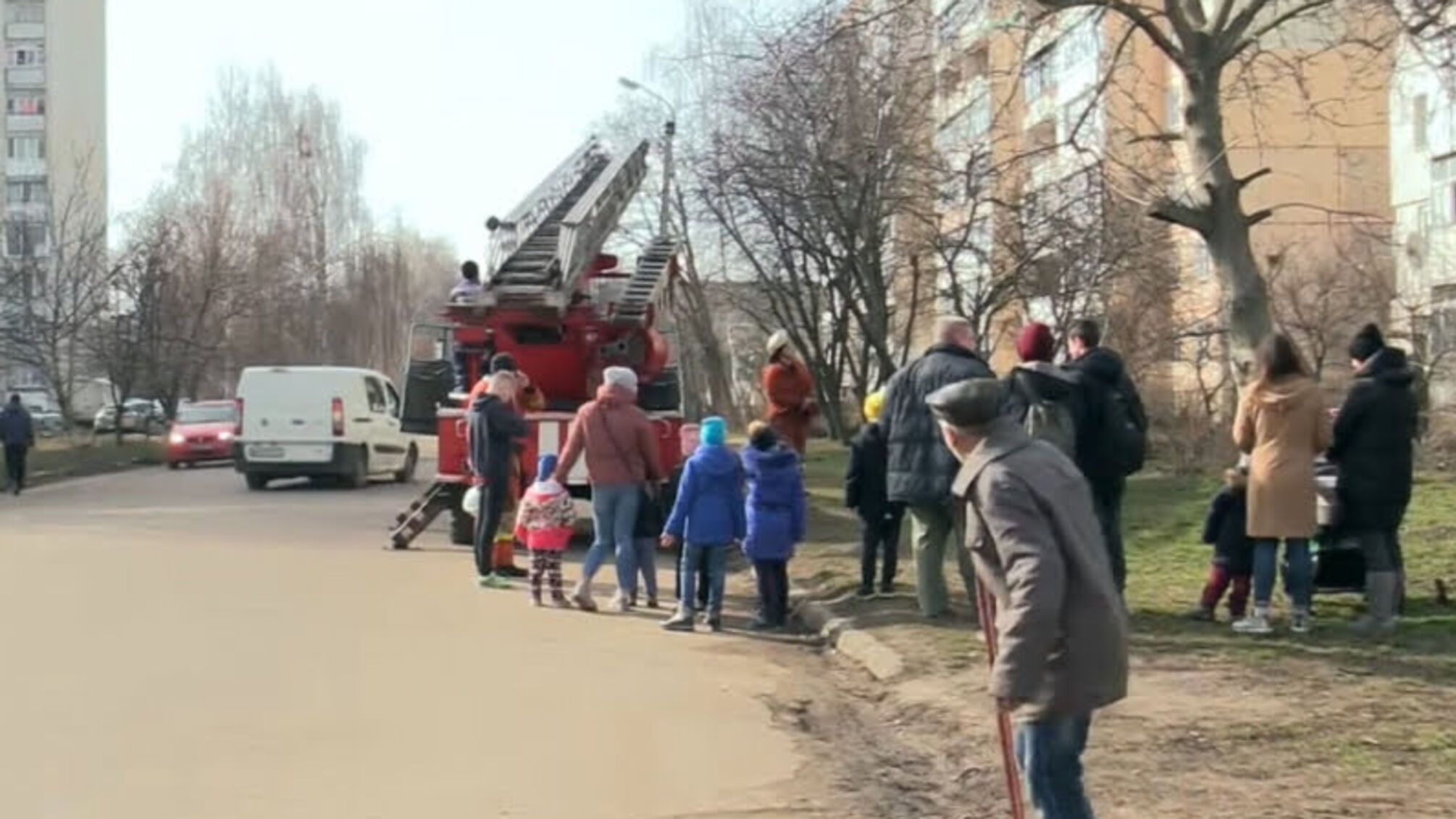 Житомирська область: рятувальники допомогли юнакові спуститися з дерева на землю