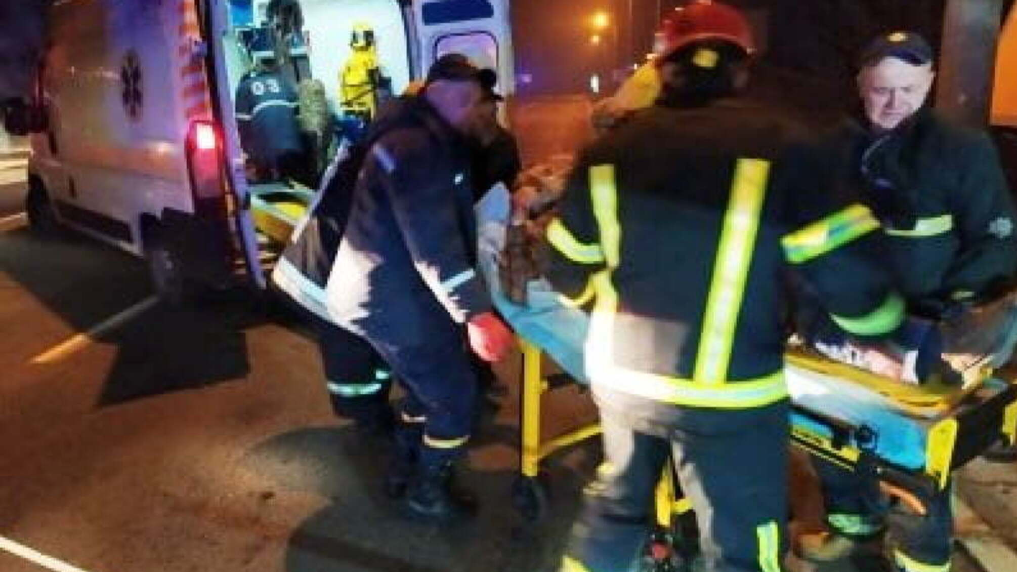 Луцьк: рятувальники деблокували водія автомобіля, який потрапив у ДТП