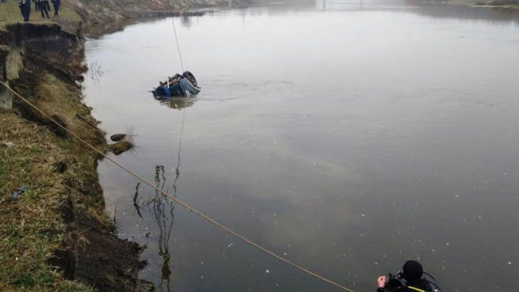 На Чернігівщині рятувальники провели заходи щодо підйому з річки Десна легкового автомобіля із загиблим чоловіком