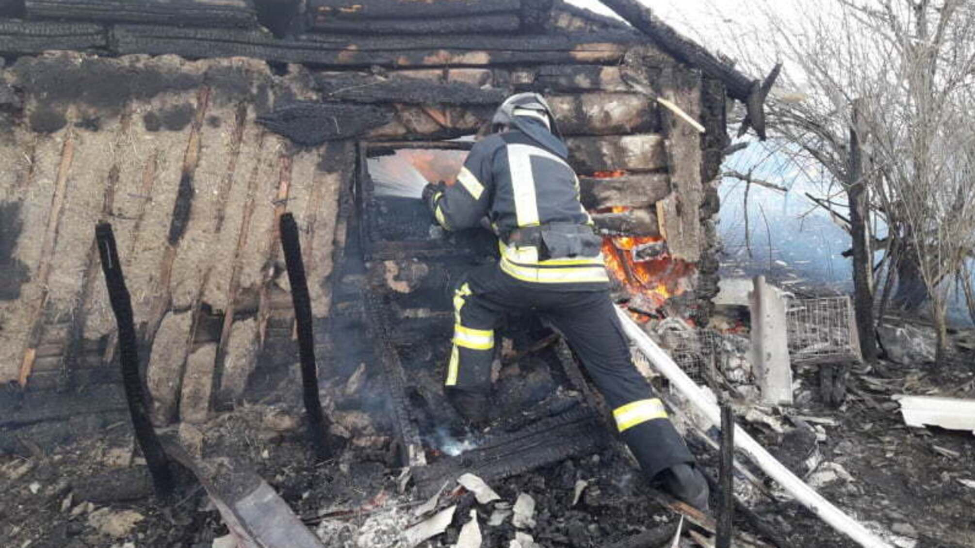 Луганська область: вогнеборці ліквідували пожежу на приватному подвір’ї